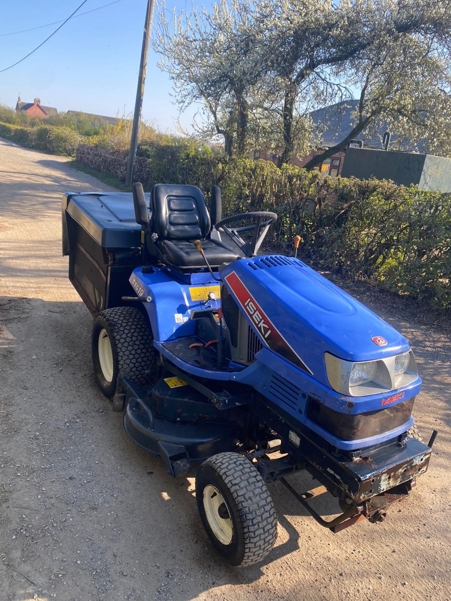 ISEKI SXG 19 RIDE ON LAWN MOWER, RUNS DRIVES AND CUTS, SHOWING 1075 HOURS *NO VAT* - Image 2 of 7