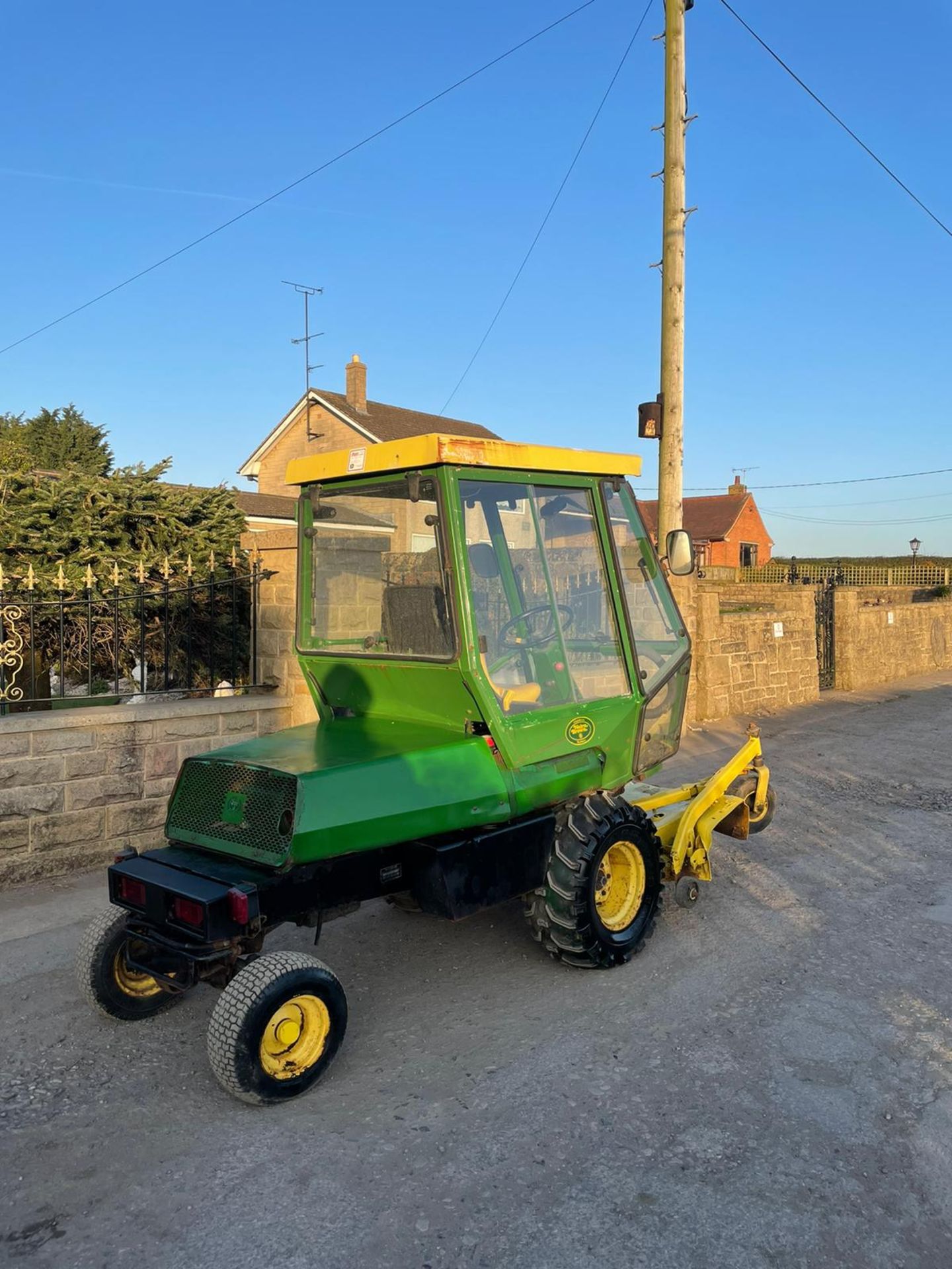 JOHN DEERE OUT FRONT RIDE ON LAWN MOWER, FULL GLASS CAB, ONLY 1603 HOURS *PLUS VAT* - Image 2 of 5