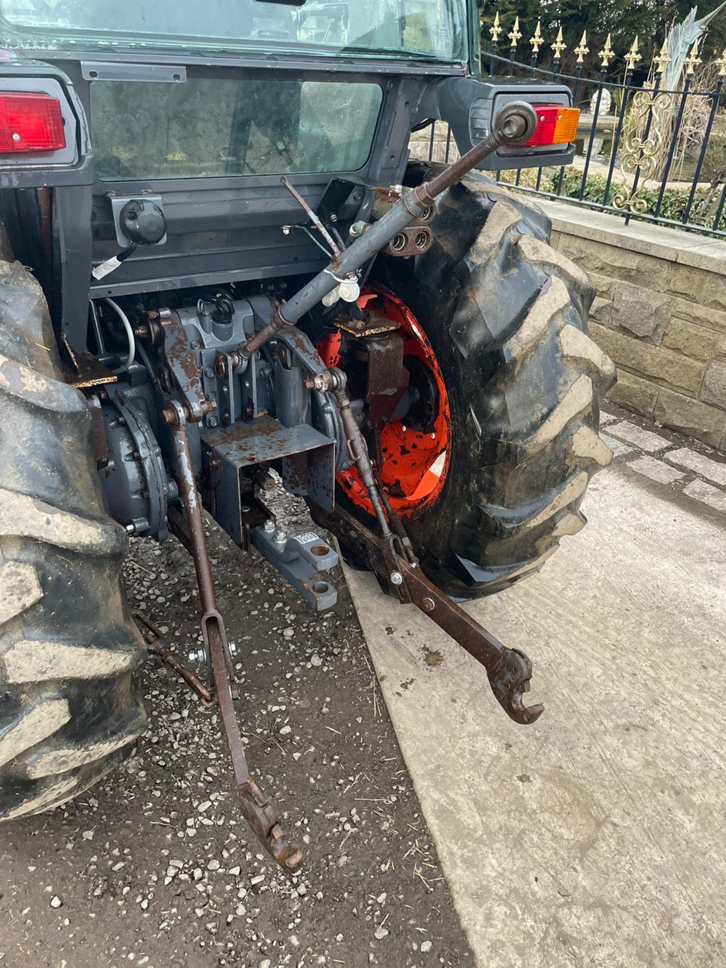 2013 KUBOTA L4240 TRACTOR, RUNS AND DRIVES, 3 POINT LINKAGE, FULLY GLASS CAB *PLUS VAT* - Image 9 of 10