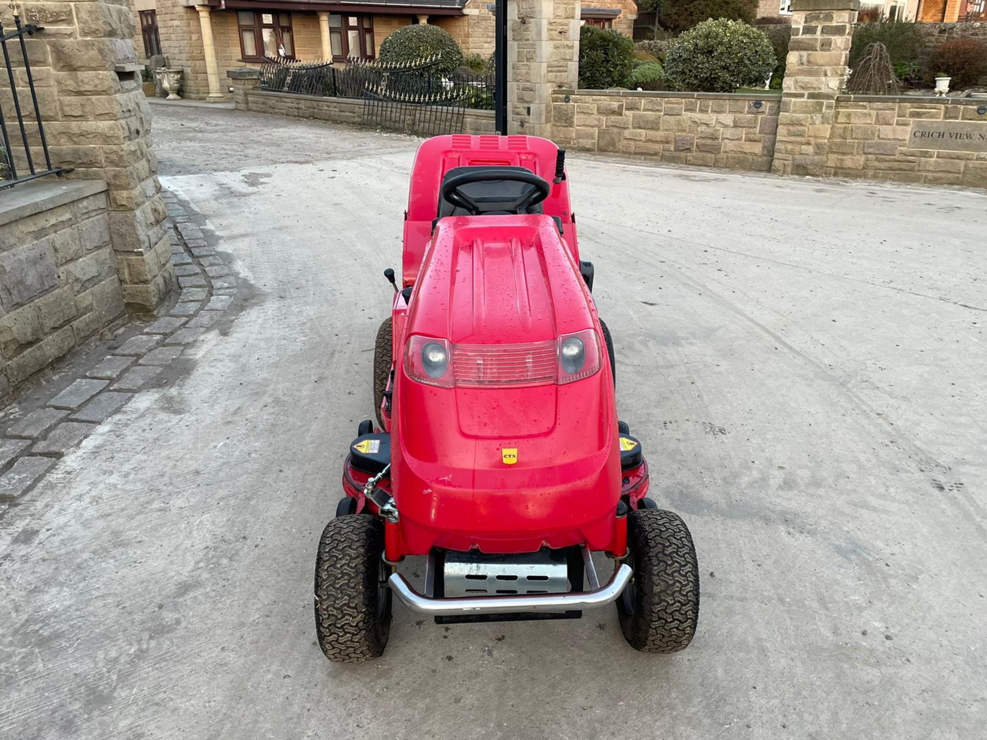 COUNTAX C600H RIDE ON MOWER WITH TRAILER AND SCARIFIER, NEW BATTERY *NO VAT* - Image 6 of 10