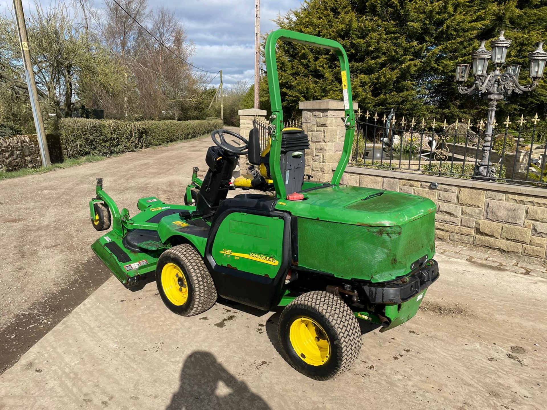 JOHN DEERE 1445 RIDE ON MOWER, RUNS DRIVES AND CUTS *NO VAT* - Image 3 of 9