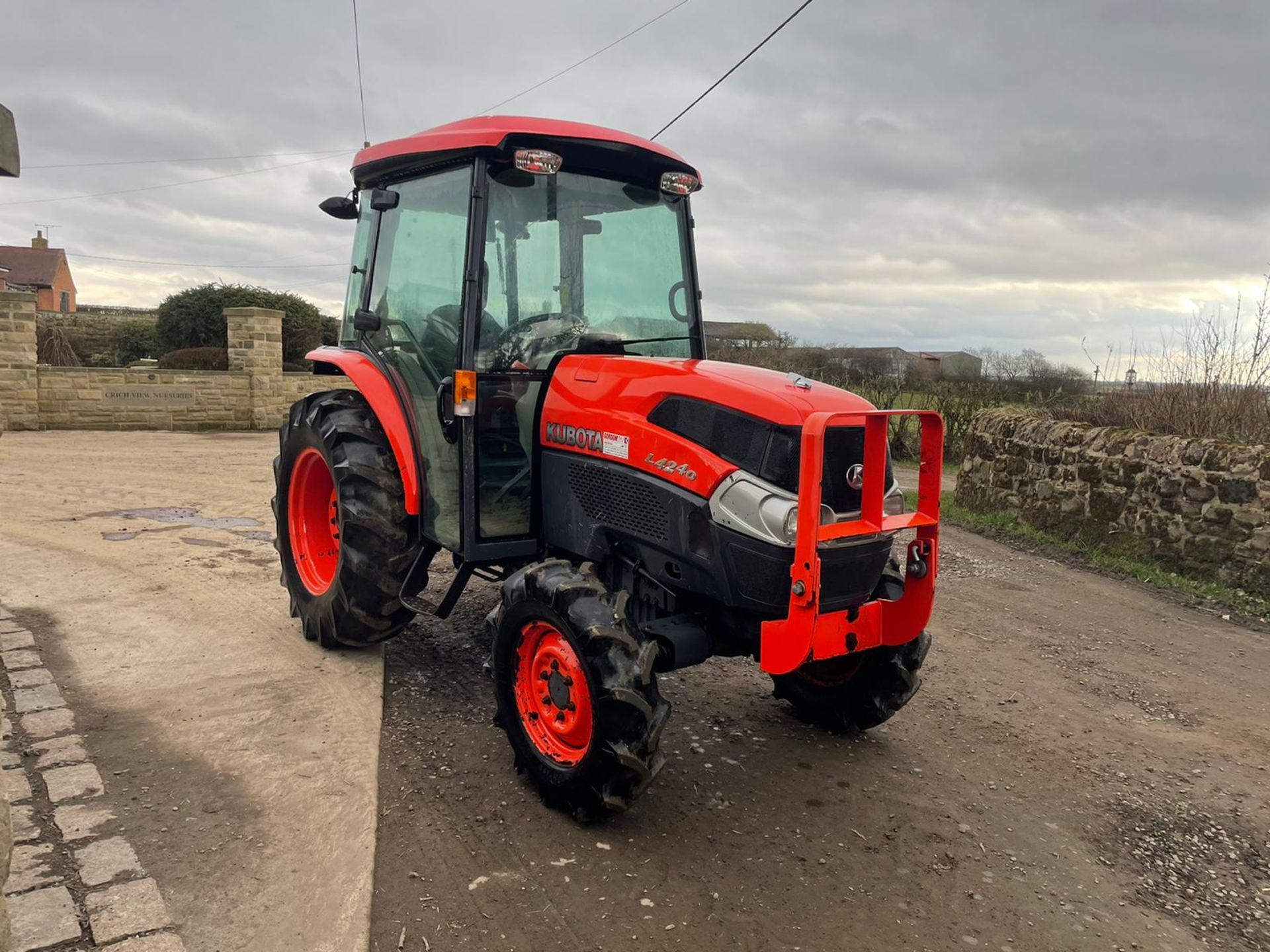 2013 KUBOTA L4240 TRACTOR, RUNS AND DRIVES, 3 POINT LINKAGE, FULLY GLASS CAB *PLUS VAT* - Image 4 of 10