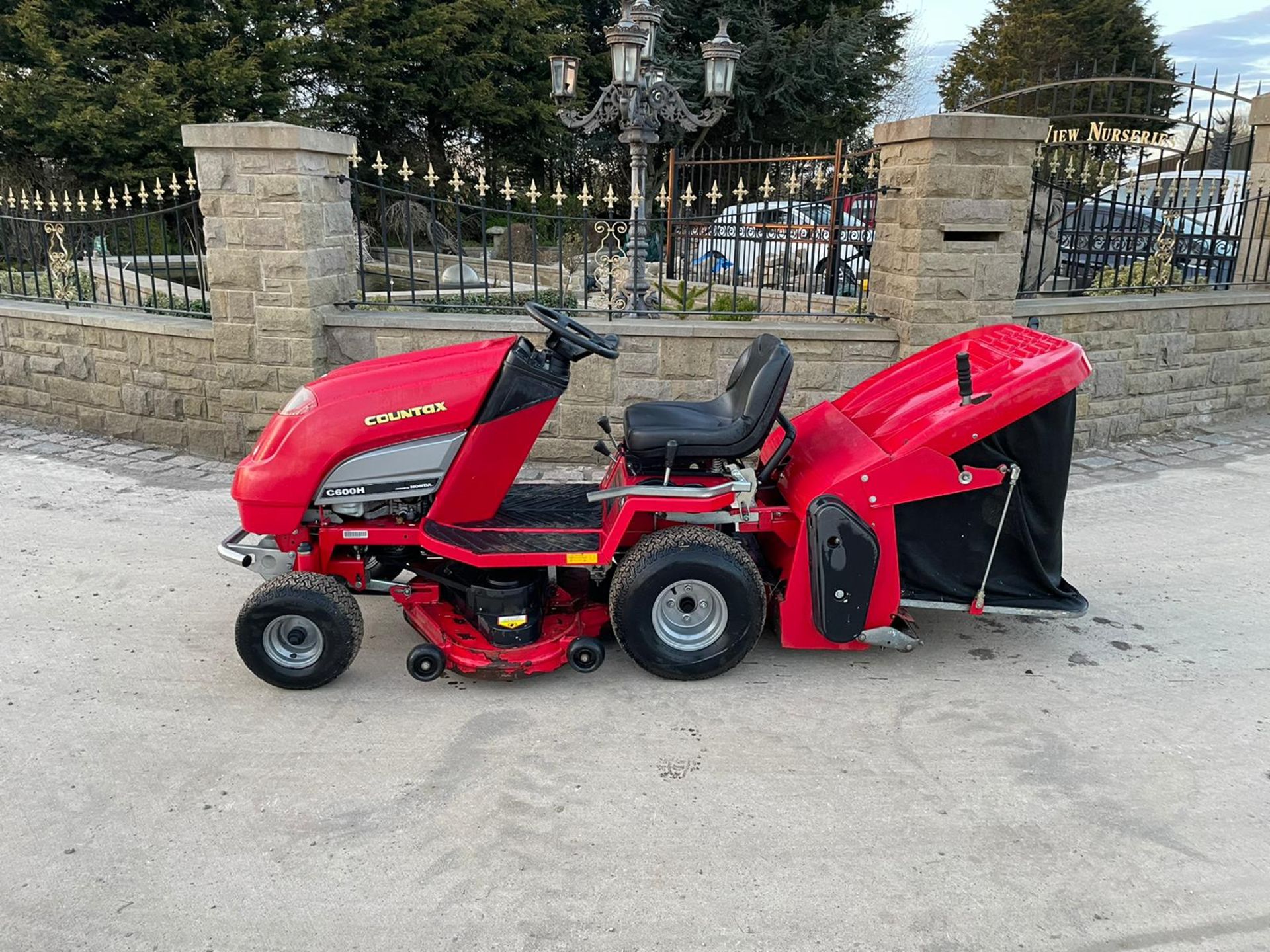 COUNTAX C600H RIDE ON MOWER WITH TRAILER AND SCARIFIER, NEW BATTERY *NO VAT*