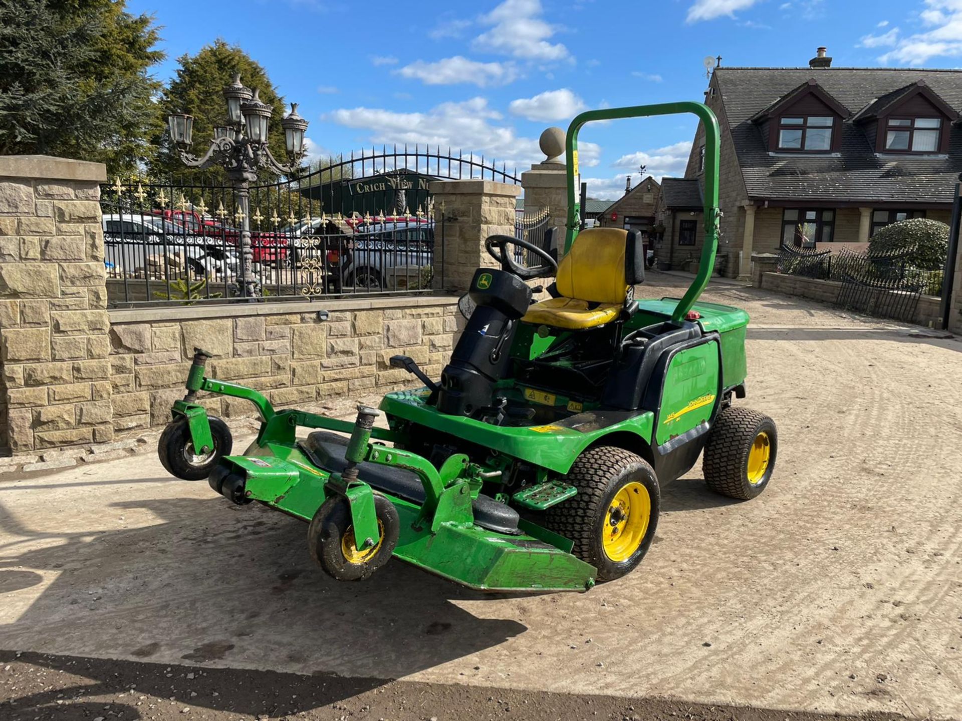 JOHN DEERE 1445 RIDE ON MOWER, RUNS DRIVES AND CUTS *NO VAT* - Image 5 of 9