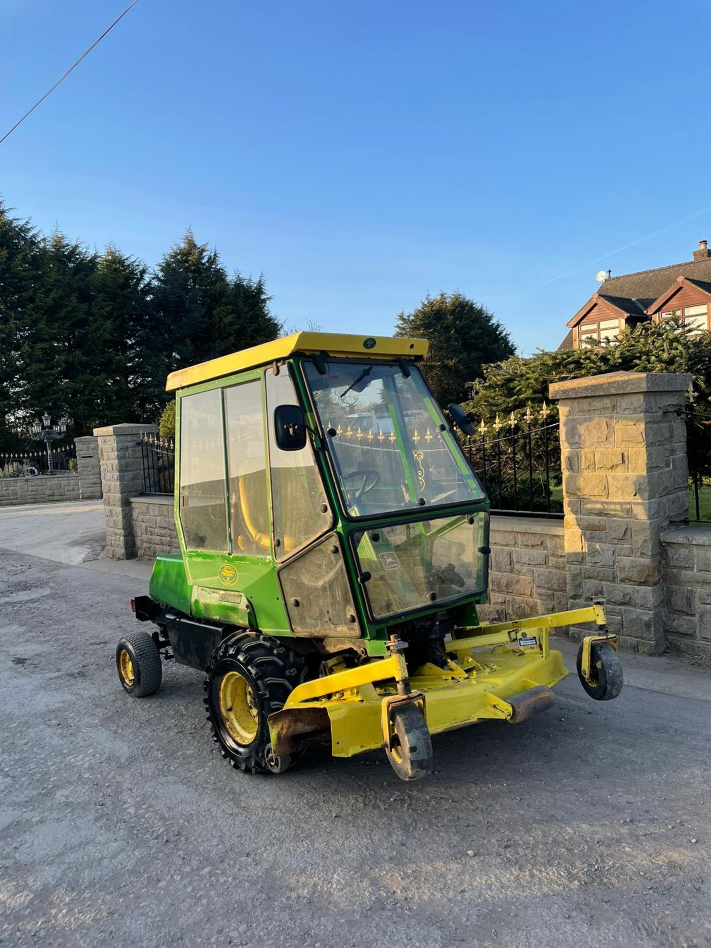 JOHN DEERE OUT FRONT RIDE ON LAWN MOWER, FULL GLASS CAB, ONLY 1603 HOURS *PLUS VAT* - Image 3 of 5