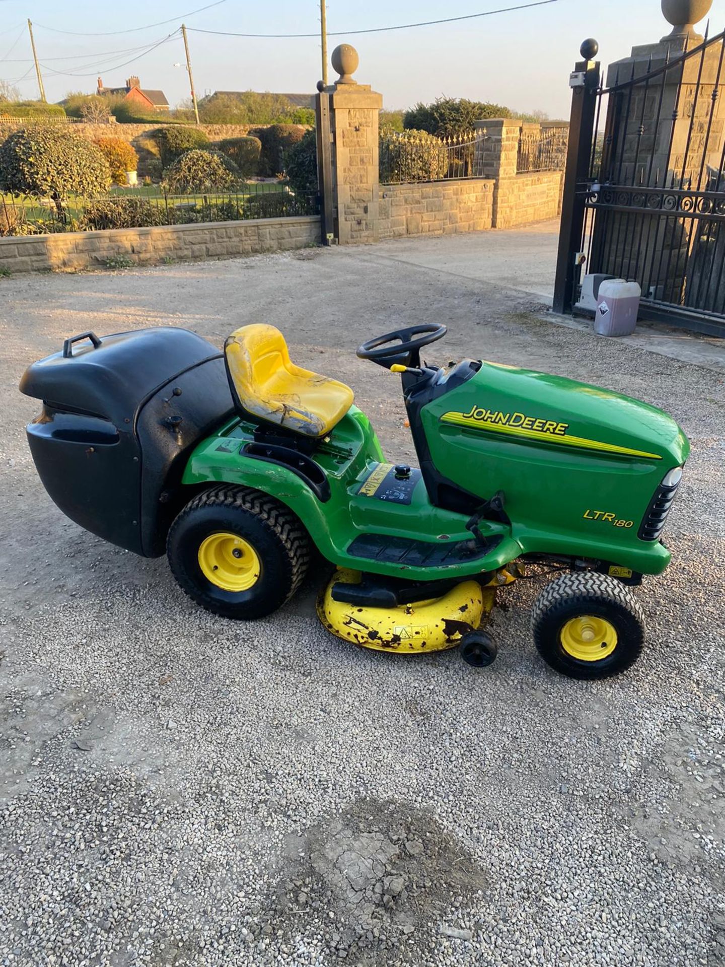 JOHN DEERE LTR 180, RUNS DRIVES AND CUTS, V-TWIN ENGINE *NO VAT* - Image 4 of 6