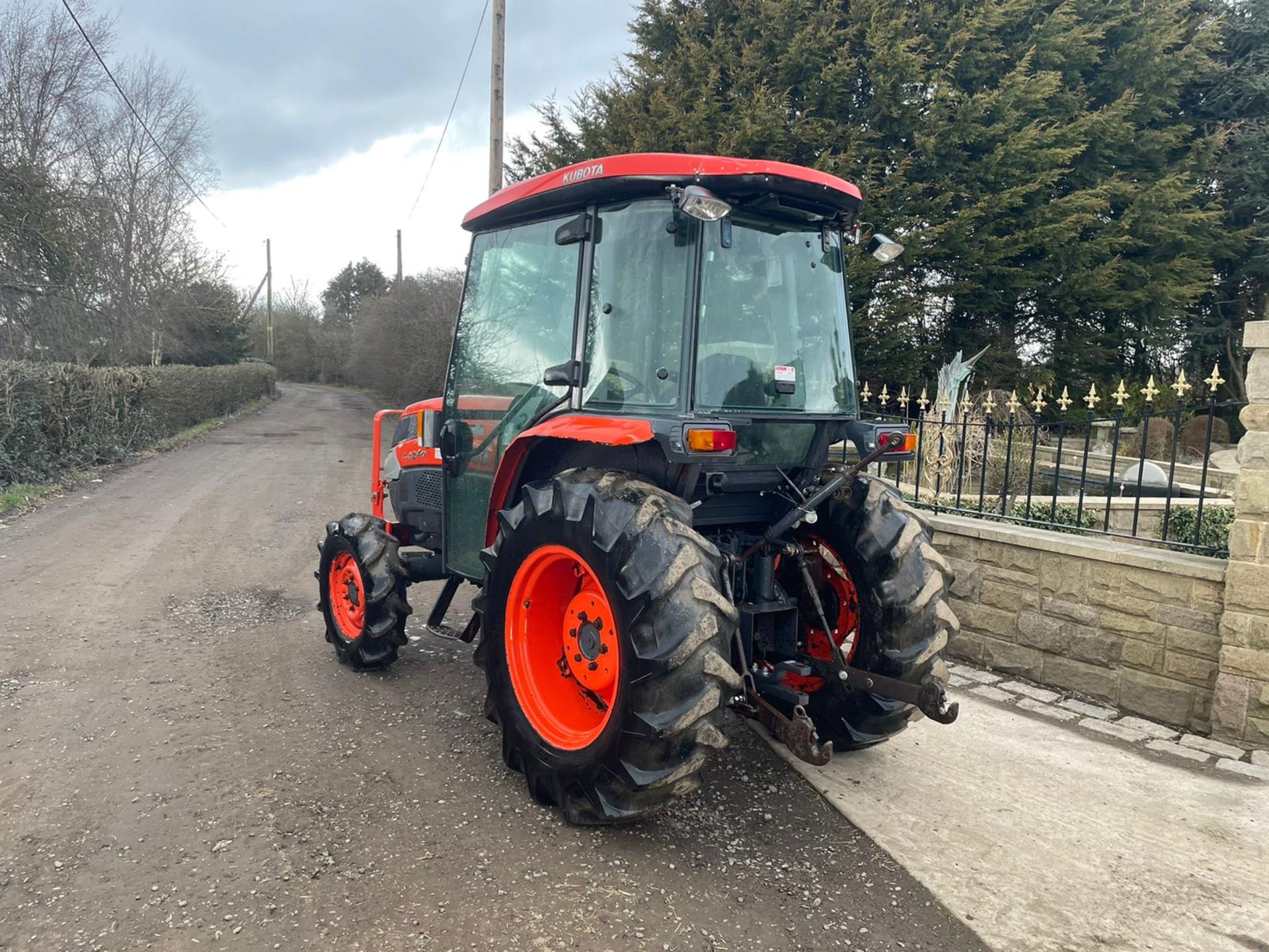2013 KUBOTA L4240 TRACTOR, RUNS AND DRIVES, 3 POINT LINKAGE, FULLY GLASS CAB *PLUS VAT* - Image 5 of 10