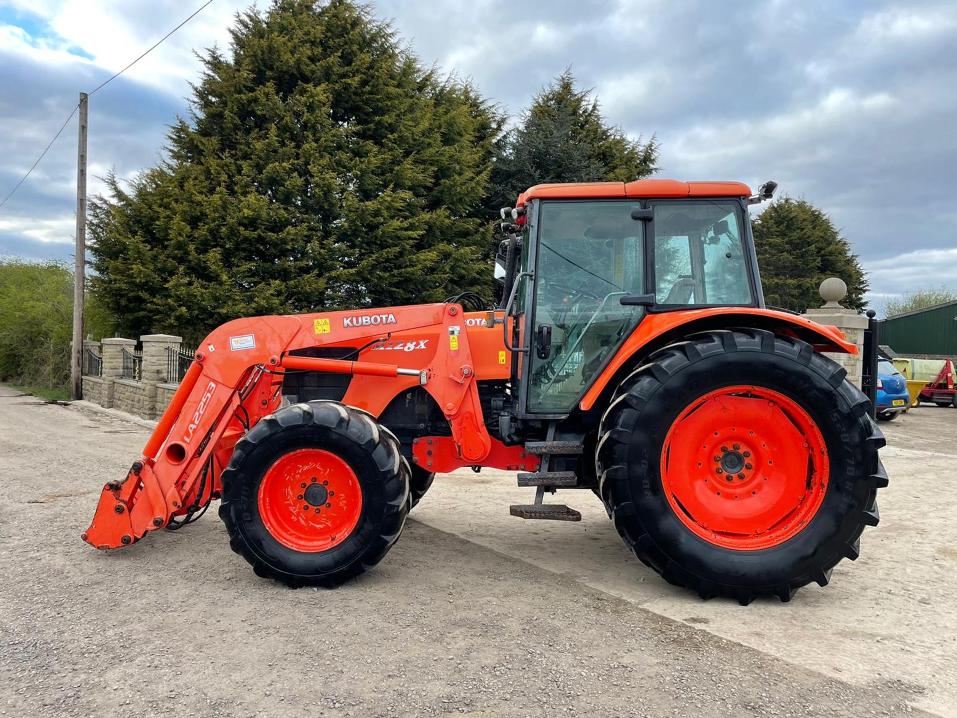 2010 KUBOTA M128X TRACTOR WITH LOADER, LOW 5500 HOURS, FULLY GLASS CAB, 3 POINT LINKAGE *PLUS VAT*