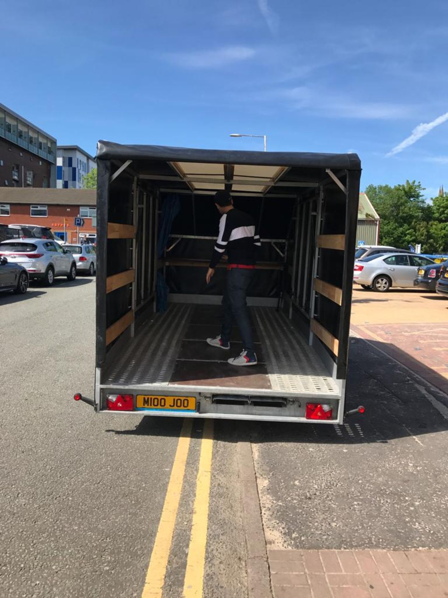 2019 Enclsosed car trailer been used for track day transporting our Lamborghini Gallardo to track - Image 3 of 8