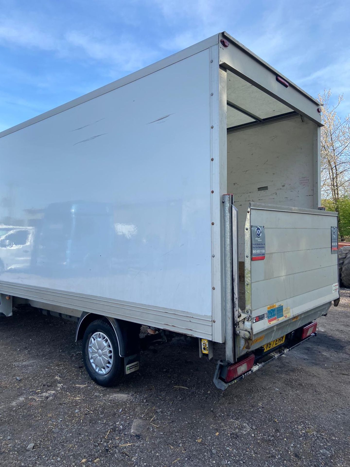 2017/67 REG FORD TRANSIT 350 2.0 DIESEL WHITE LUTON VAN, SHOWING 0 FORMER KEEPERS, 30,000 MILES - Image 5 of 10