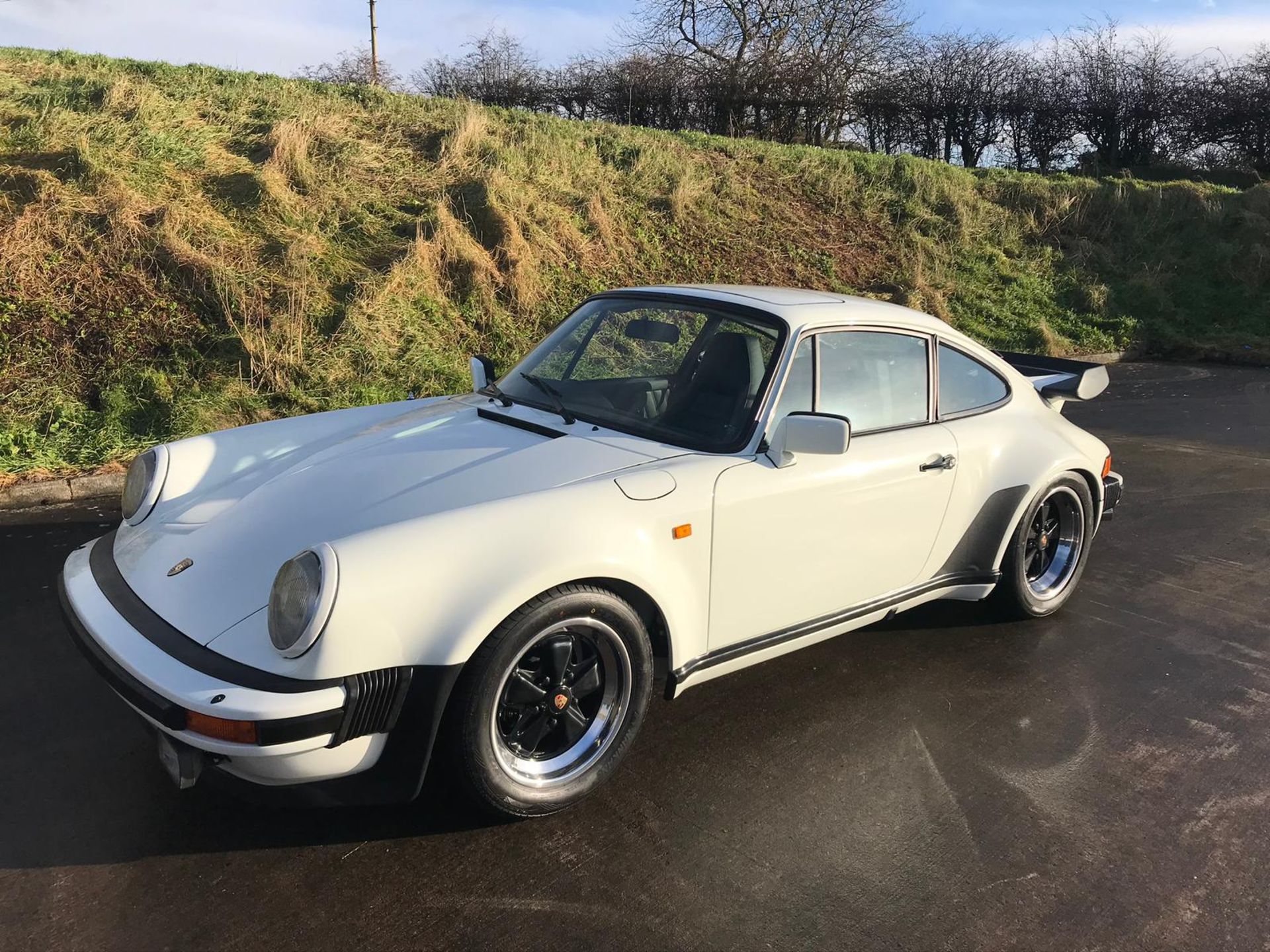 1982 WHITE PORSCHE 930 TURBO, 4SP MANUAL GEARBOX, FULL RESTORATION/REBUILD - SEE VIDEOS - Image 5 of 10