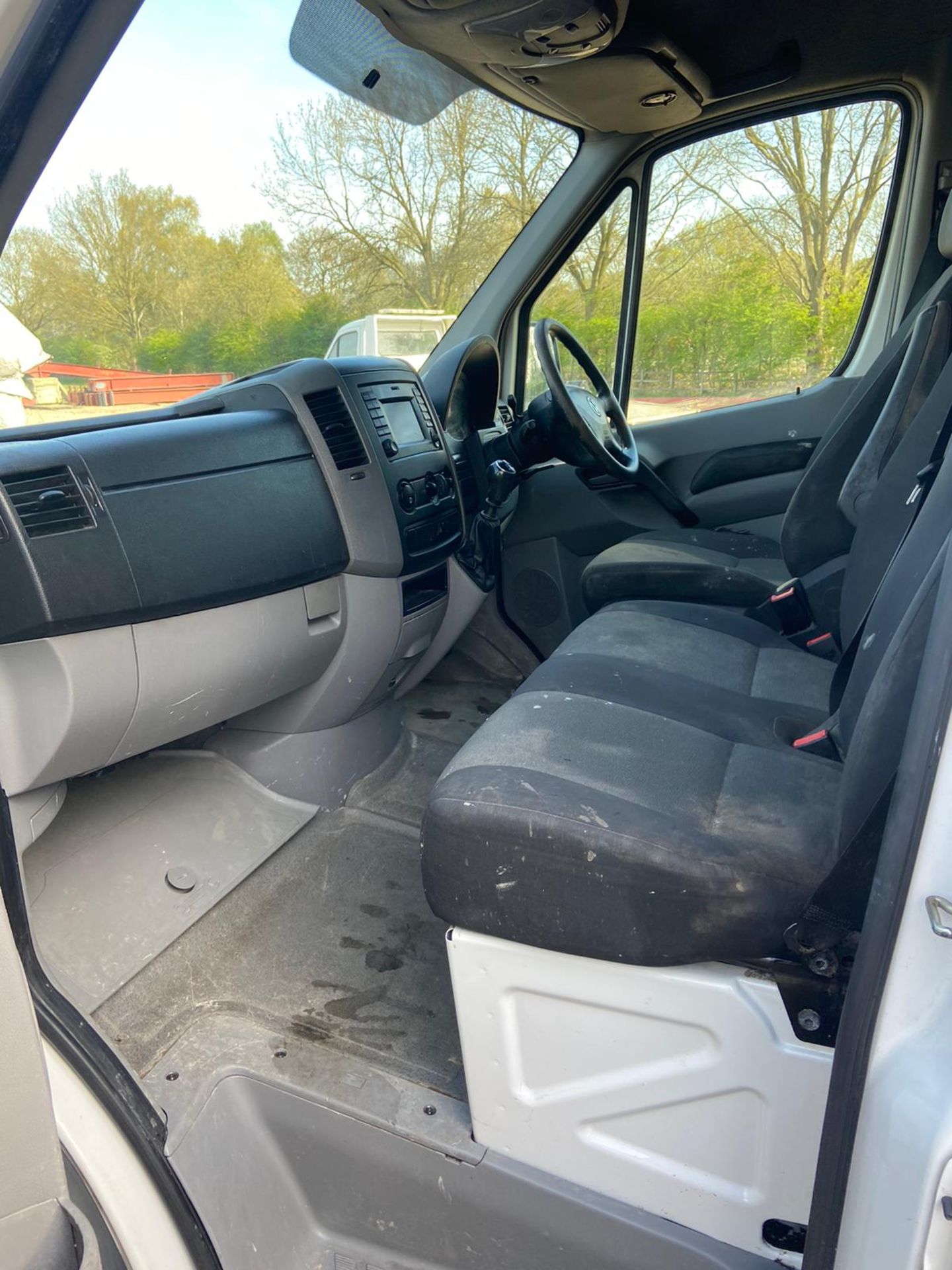 2015/65 REG VOLKSWAGEN CRAFTER CR35 TDI 2.0 DIESEL WHITE PANEL VAN, SHOWING 0 FORMER KEEPERS - Image 9 of 10