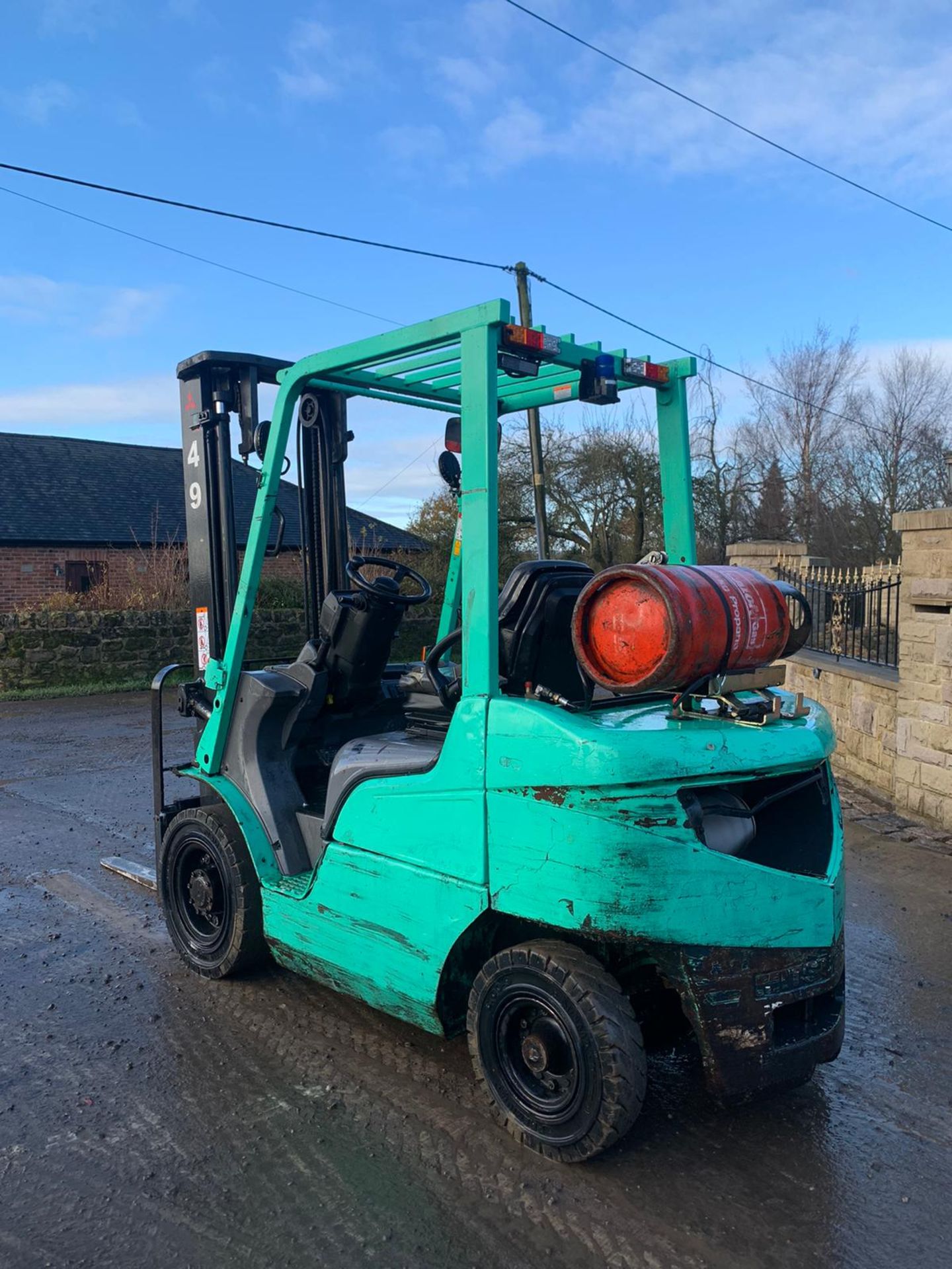 2015 MITSUBISHI FG25NT GAS FORKLIFT, RUNS, DRIVES, LIFTS, SIDE SHIFT, CONTAINER SPEC - Image 2 of 6