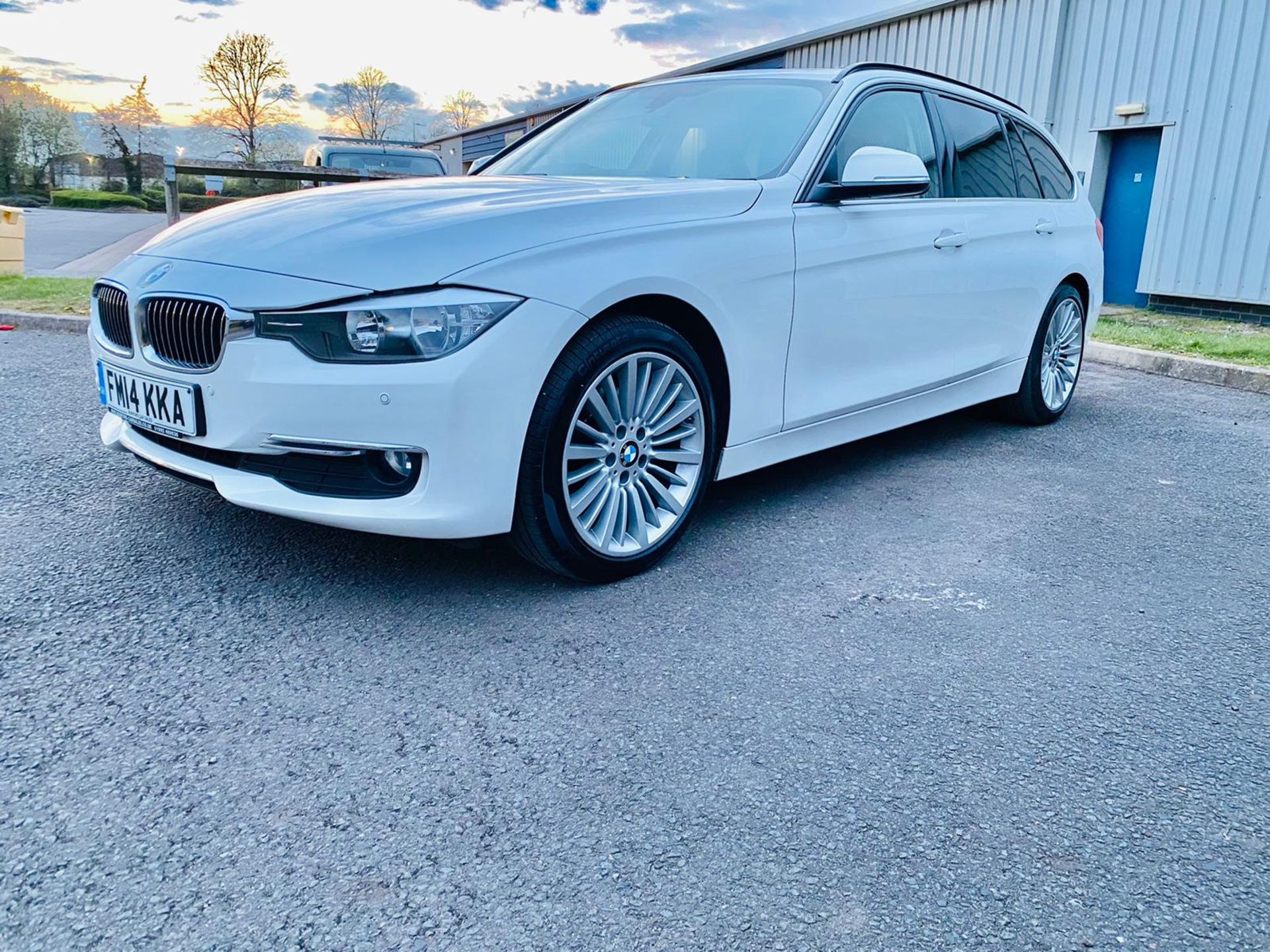 2014 BMW 320D LUXURY TOURING AUTO, 2.0 DIESEL ENGINE, SHOWING 3 PREVIOUS KEEPERS *NO VAT* - Image 2 of 11