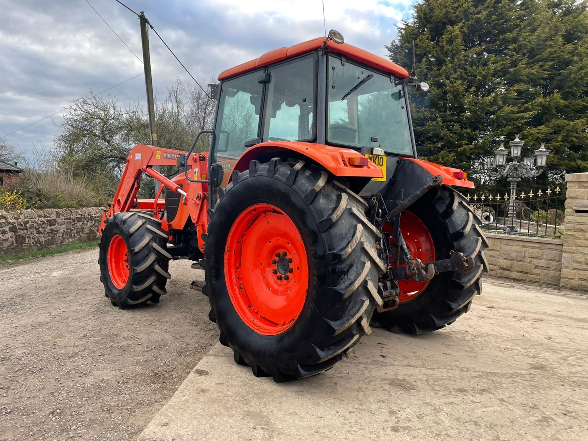 2010 KUBOTA M128X TRACTOR WITH LOADER, LOW 5500 HOURS, FULLY GLASS CAB, 3 POINT LINKAGE *PLUS VAT* - Image 5 of 15
