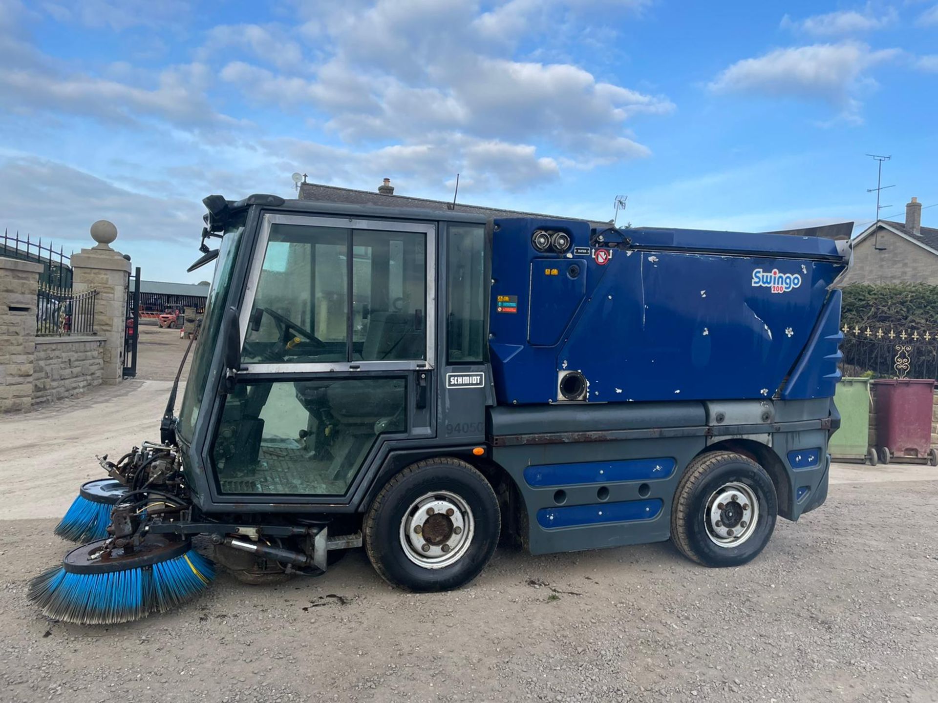 SCHMIDT SWINGO 200 ROAD SWEEPER, RUNS DRIVES AND SWEEPS *PLUS VAT* - Image 3 of 6