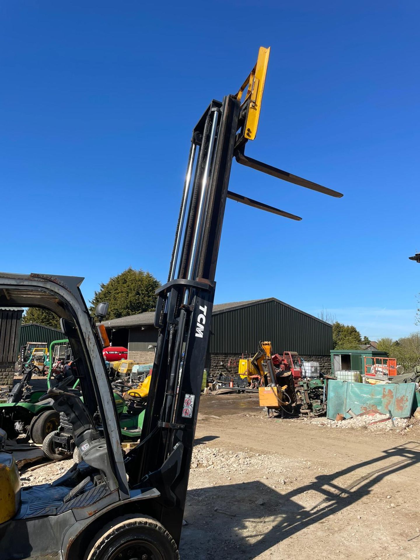 2007 TCM 25 FORKLIFT, RUNS DRIVES AND LIFTS, SHOWING 7300 HOURS, 2.5TON SPEC, SIDE SHIFT *PLUS VAT* - Image 8 of 11