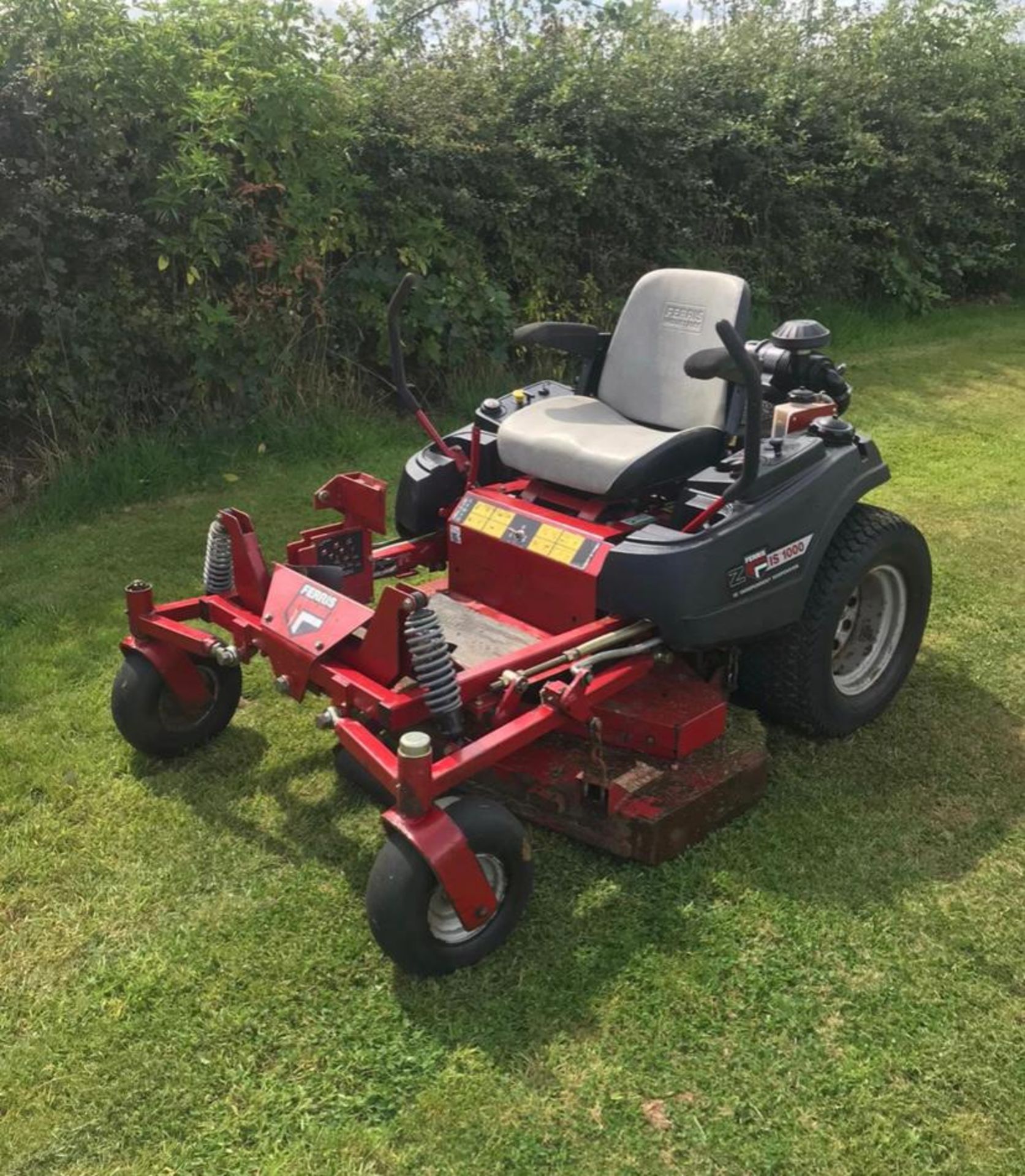 FERRIS IS1000Z RIDE ON MOWER, RUNS DRIVES AND CUTS, SHOWING 778 HOURS *PLUS VAT* - Image 2 of 5