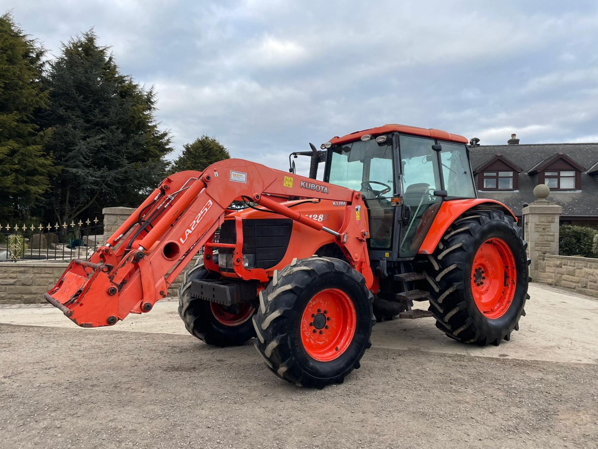 2010 KUBOTA M128X TRACTOR WITH LOADER, LOW 5500 HOURS, FULLY GLASS CAB, 3 POINT LINKAGE *PLUS VAT* - Image 3 of 15