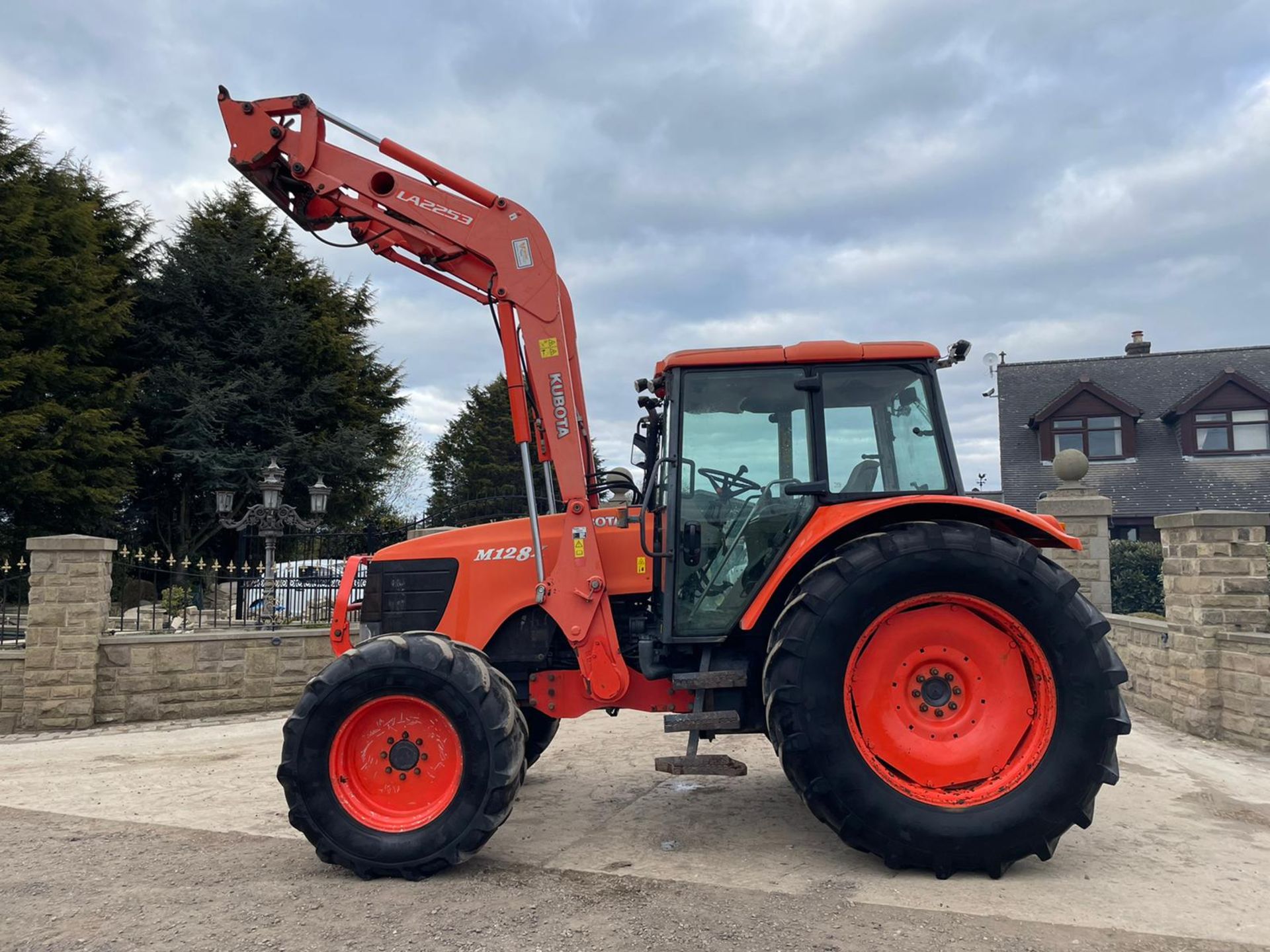 2010 KUBOTA M128X TRACTOR WITH LOADER, LOW 5500 HOURS, FULLY GLASS CAB, 3 POINT LINKAGE *PLUS VAT* - Image 2 of 15