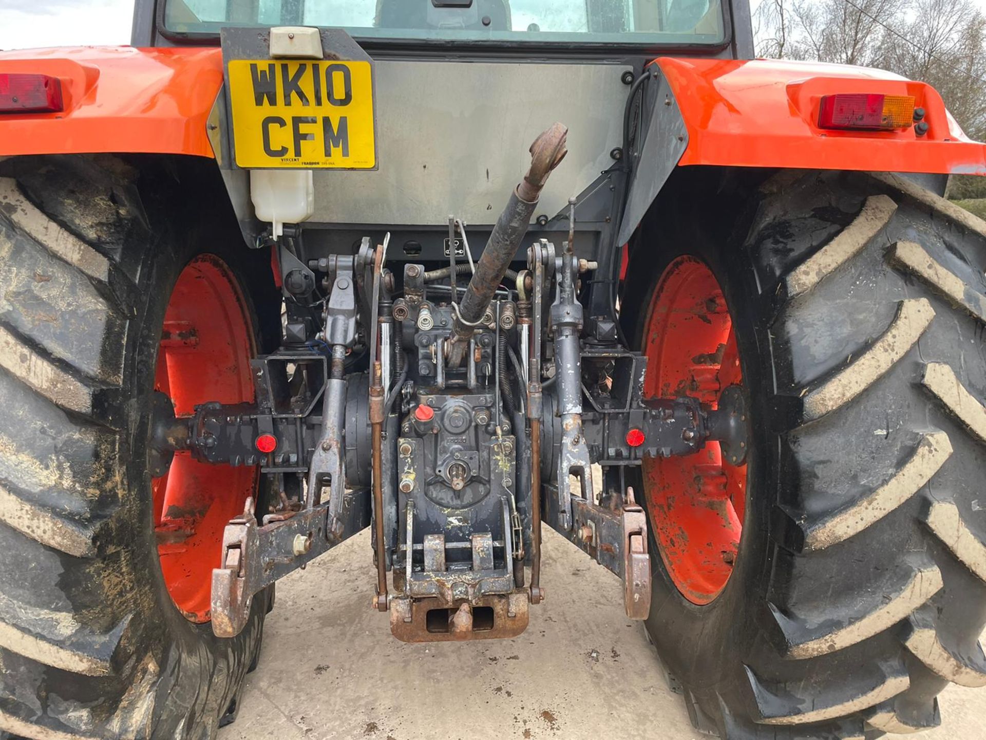 2010 KUBOTA M128X TRACTOR WITH LOADER, LOW 5500 HOURS, FULLY GLASS CAB, 3 POINT LINKAGE *PLUS VAT* - Image 7 of 15