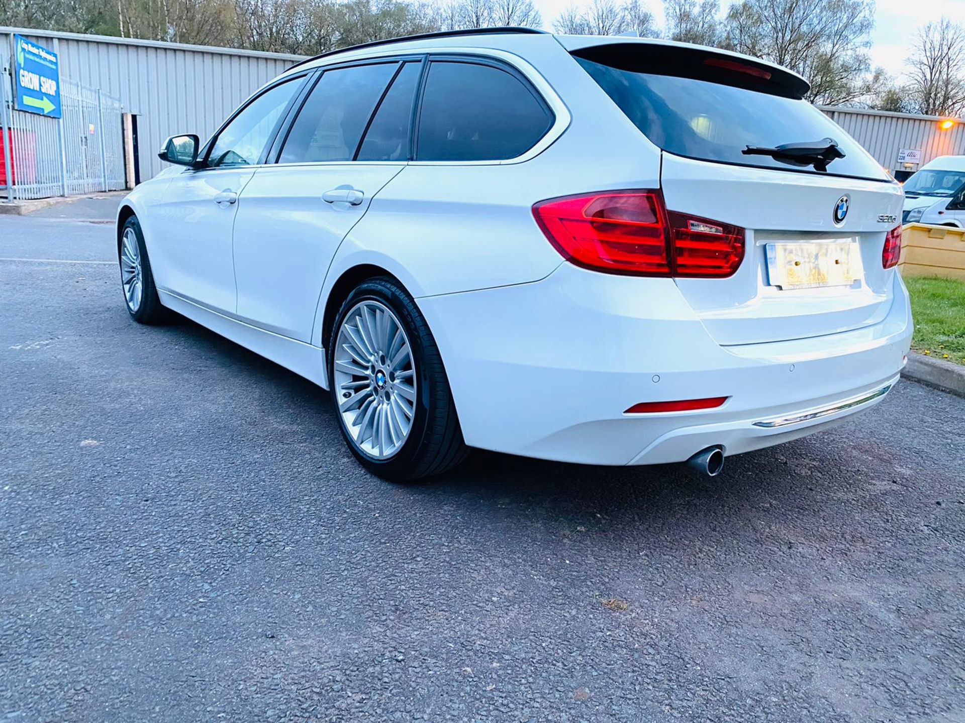 2014 BMW 320D LUXURY TOURING AUTO, 2.0 DIESEL ENGINE, SHOWING 3 PREVIOUS KEEPERS *NO VAT* - Image 4 of 11