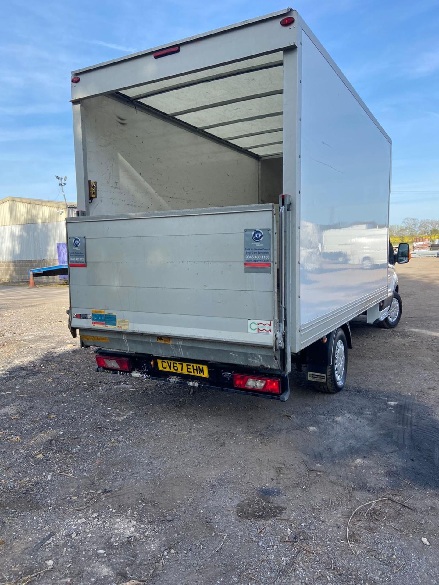 2017/67 REG FORD TRANSIT 350 2.0 DIESEL WHITE LUTON VAN, SHOWING 0 FORMER KEEPERS, 30,000 MILES - Image 6 of 10