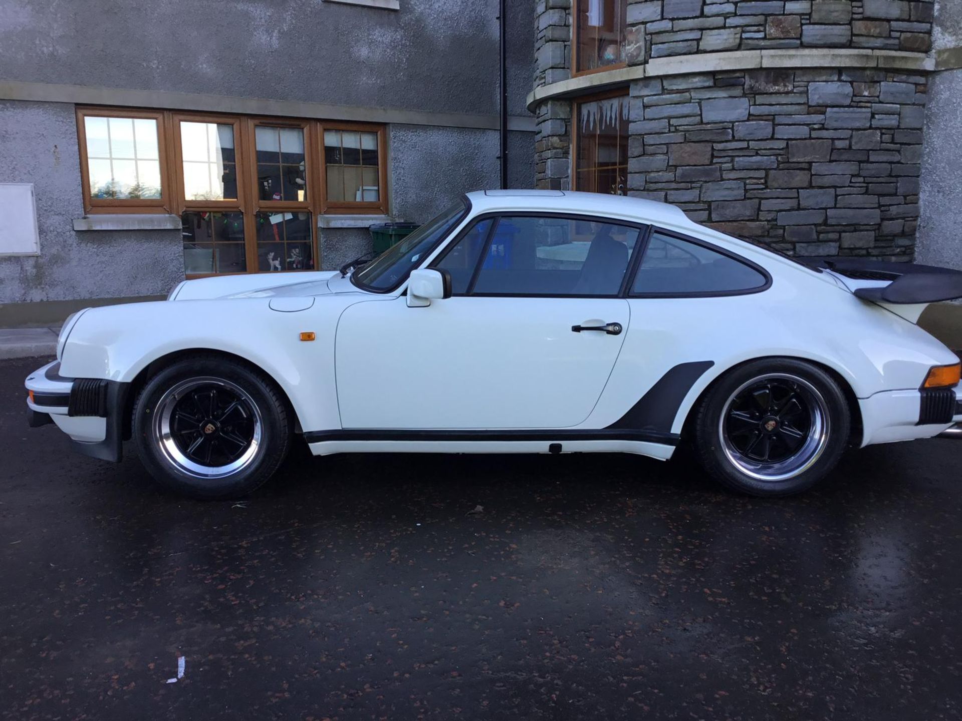 1982 WHITE PORSCHE 930 TURBO, 4SP MANUAL GEARBOX, FULL RESTORATION/REBUILD - SEE VIDEOS - Image 2 of 10