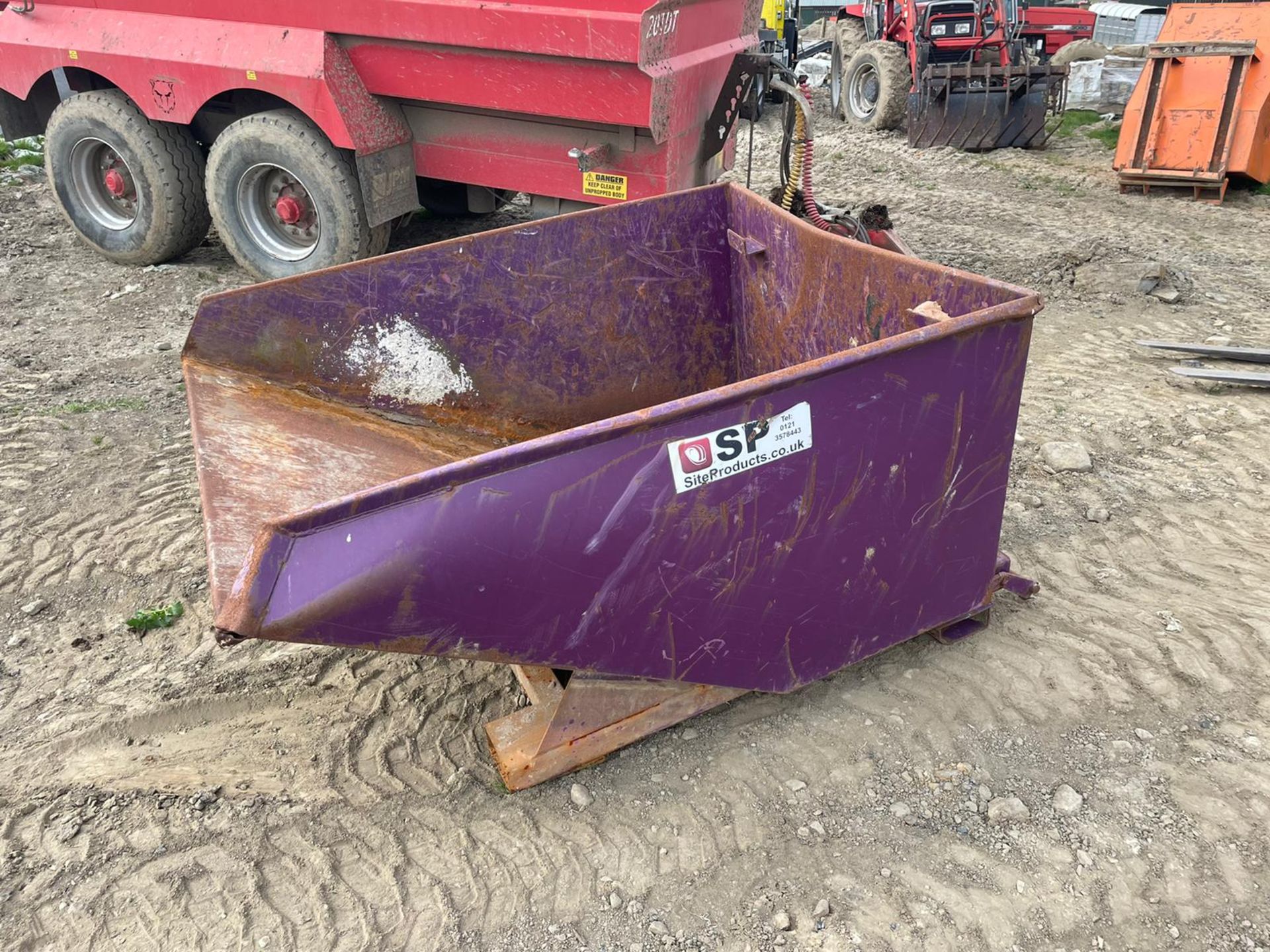 TIPPING SKIP, MADE 2018, SUITABLE FOR PALLET FORKS, RATED CAPACITY 2000KG *PLUS VAT*