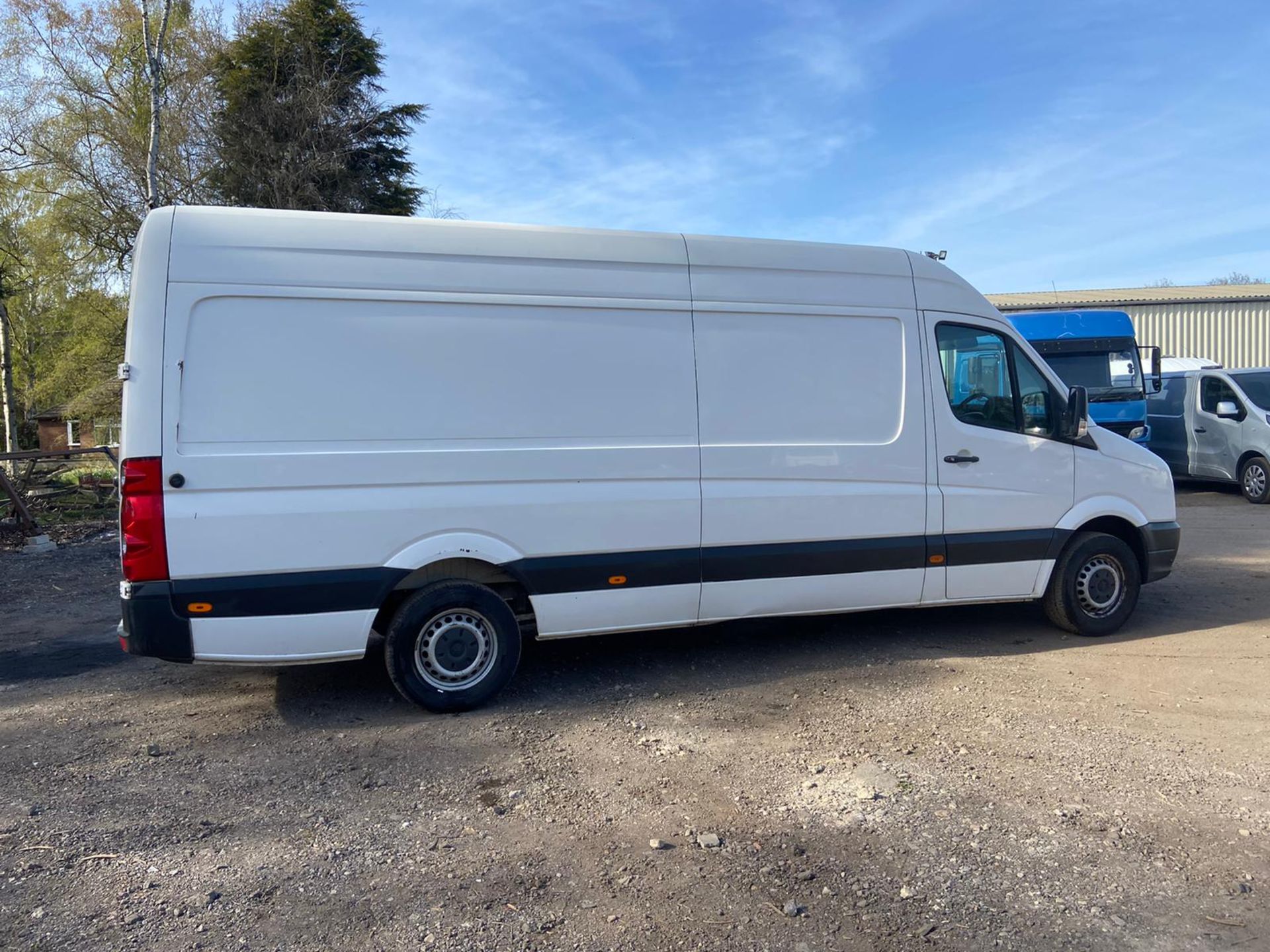 2015/65 REG VOLKSWAGEN CRAFTER CR35 TDI 2.0 DIESEL WHITE PANEL VAN, SHOWING 0 FORMER KEEPERS - Image 7 of 10