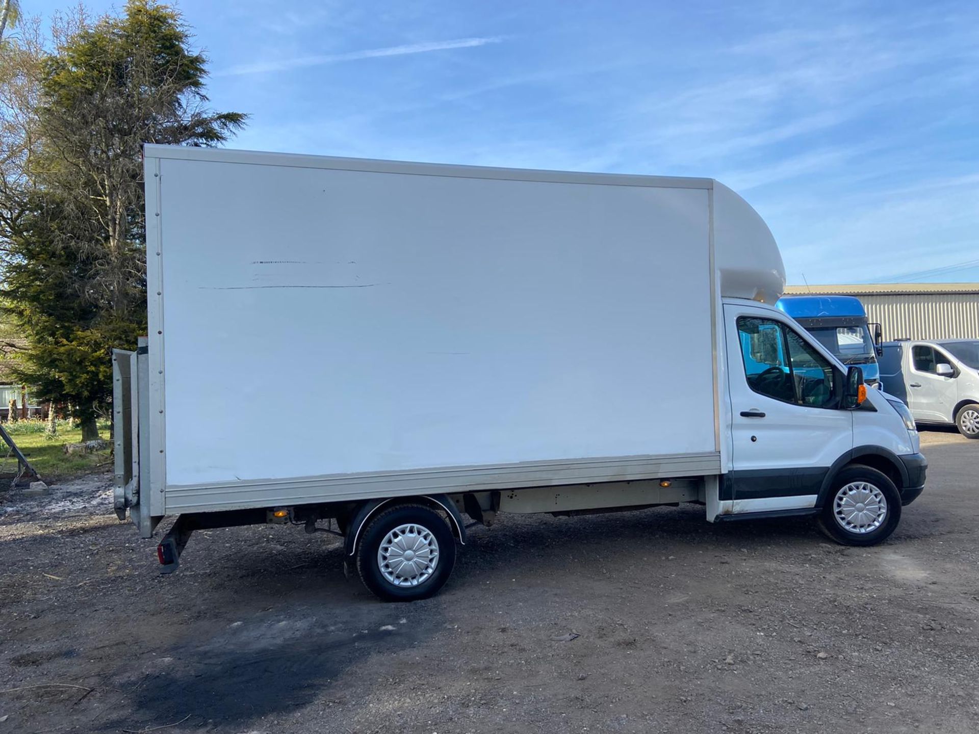 2017/67 REG FORD TRANSIT 350 2.0 DIESEL WHITE LUTON VAN, SHOWING 0 FORMER KEEPERS, 30,000 MILES - Image 7 of 10