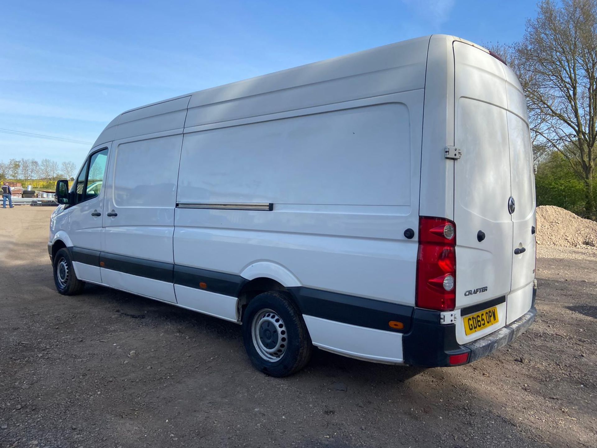 2015/65 REG VOLKSWAGEN CRAFTER CR35 TDI 2.0 DIESEL WHITE PANEL VAN, SHOWING 0 FORMER KEEPERS - Image 5 of 10