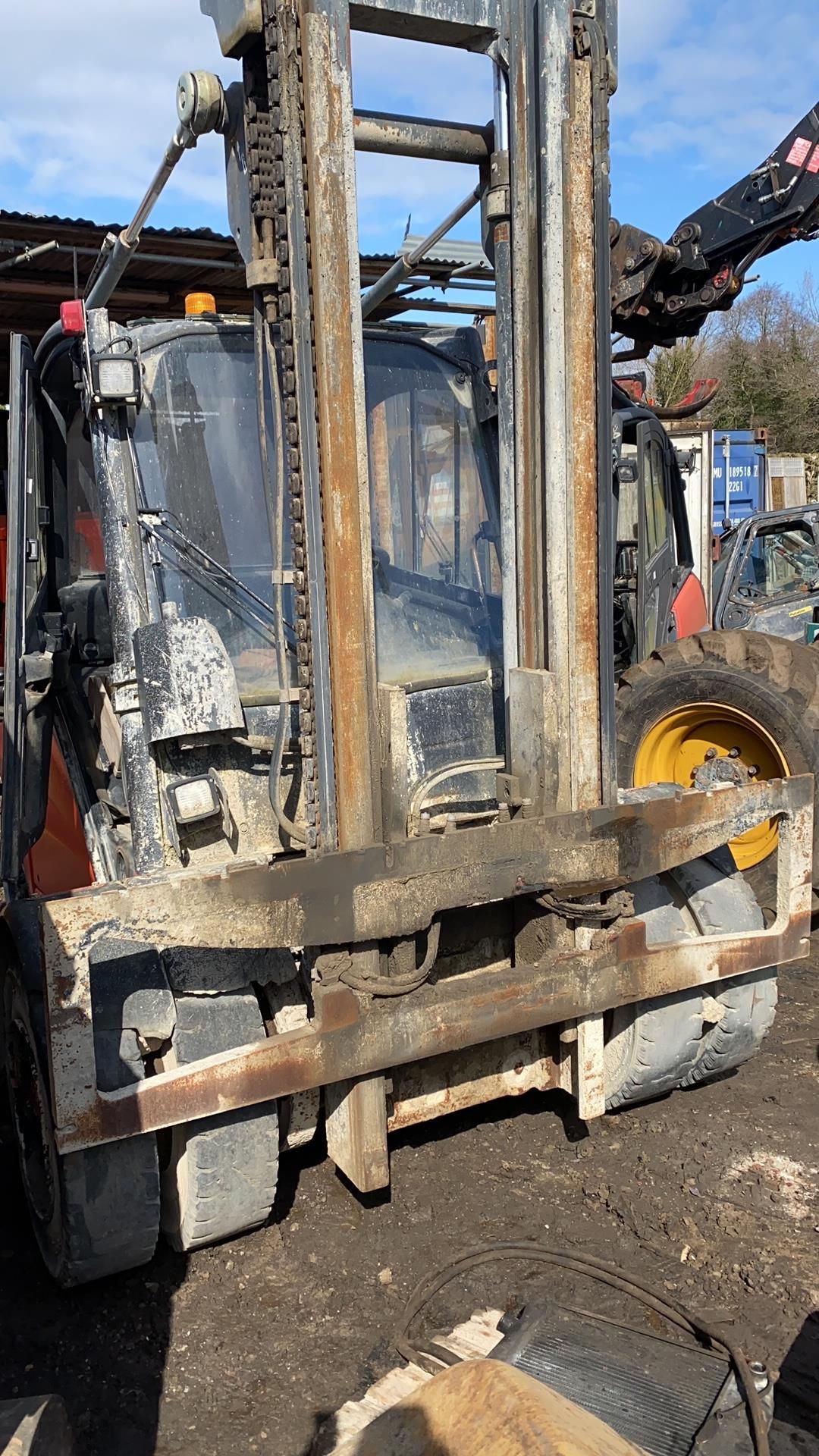2005 Linde H50D-03, spares or repair Engine missing and anything else you see in the pictures. - Image 2 of 4