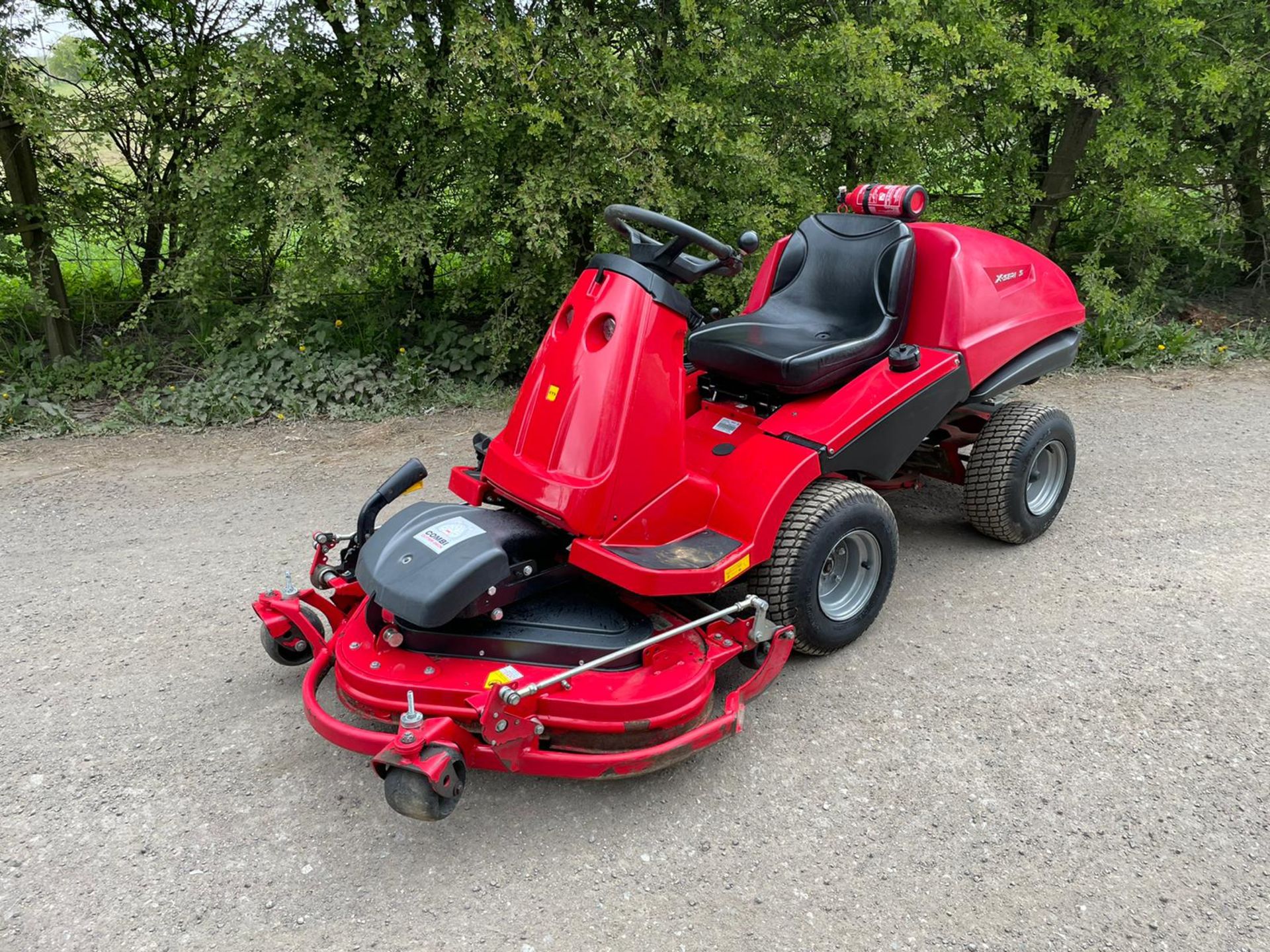 COUNTAX X15 RIDE ON MOWER, RUNS DRIVES AND CUTS, HYDROSTATIC, 3 BLADE DECK *NO VAT* - Image 2 of 7