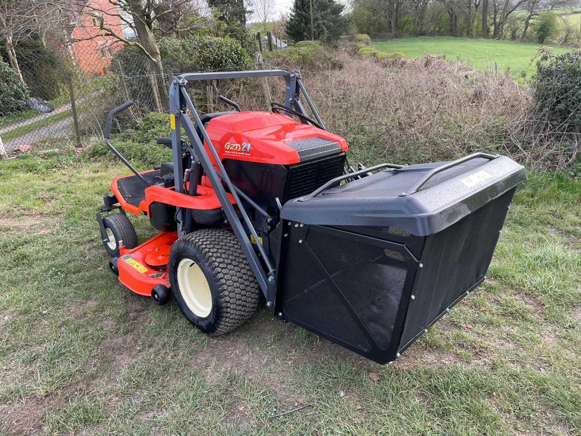 2018 KUBOTA GZD21 ZERO TURN MOWER, RUNS DRIVES AND CUTS, HIGH TIP COLLECTOR *PLUS VAT* - Image 5 of 16