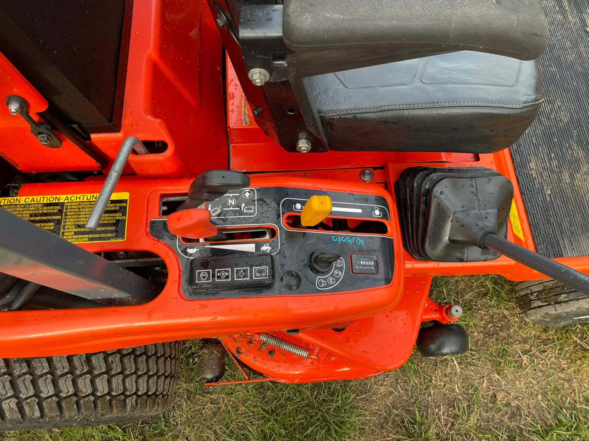 2018 KUBOTA GZD21 ZERO TURN MOWER, RUNS DRIVES AND CUTS, HIGH TIP COLLECTOR *PLUS VAT* - Image 11 of 16