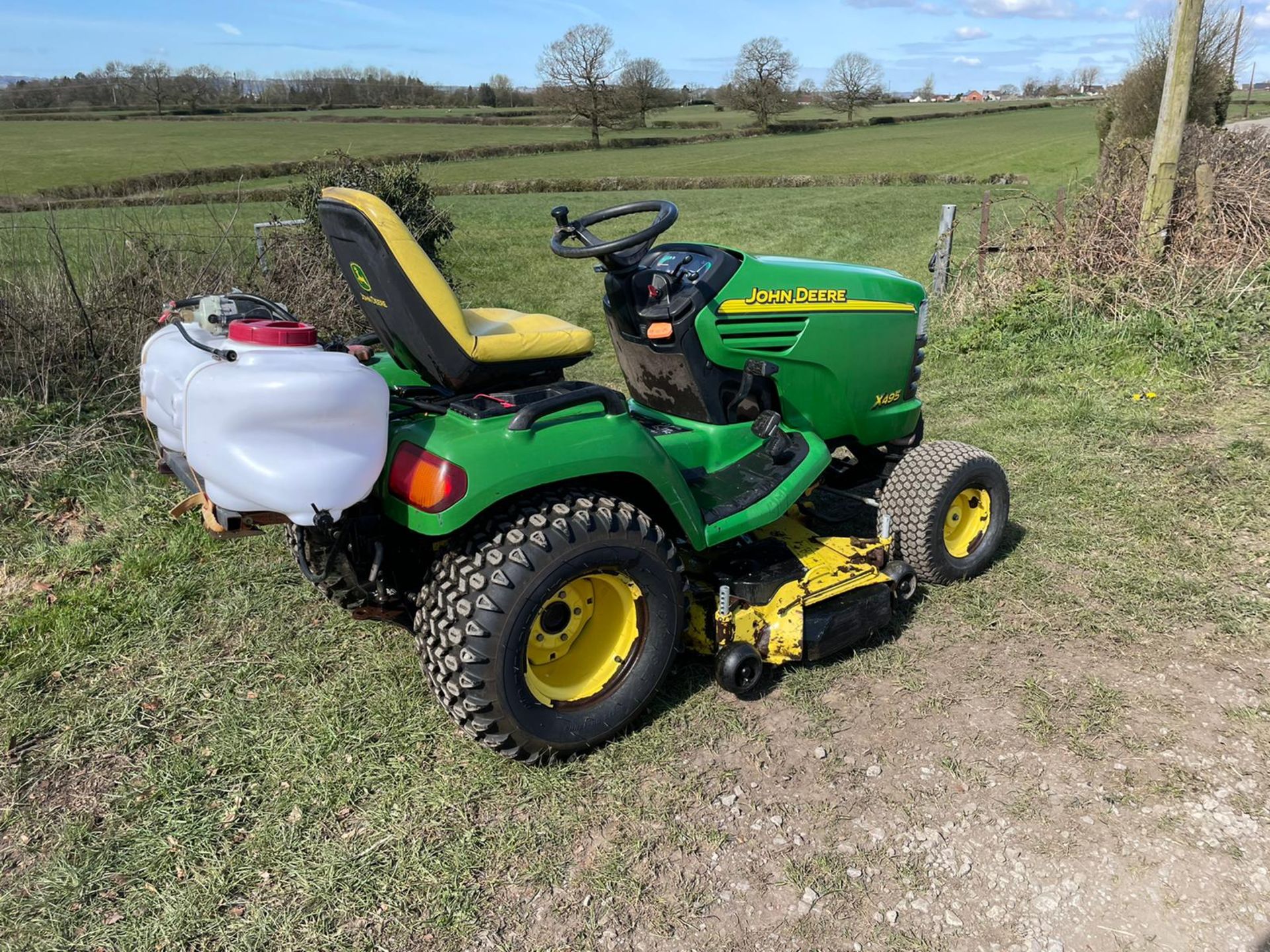 JOHN DEERE X495 RIDE ON MOWER, RUNS DRIVES AND CUTS, HYDROSTATIC, LOW 1460 HOURS *PLUS VAT* - Image 3 of 9