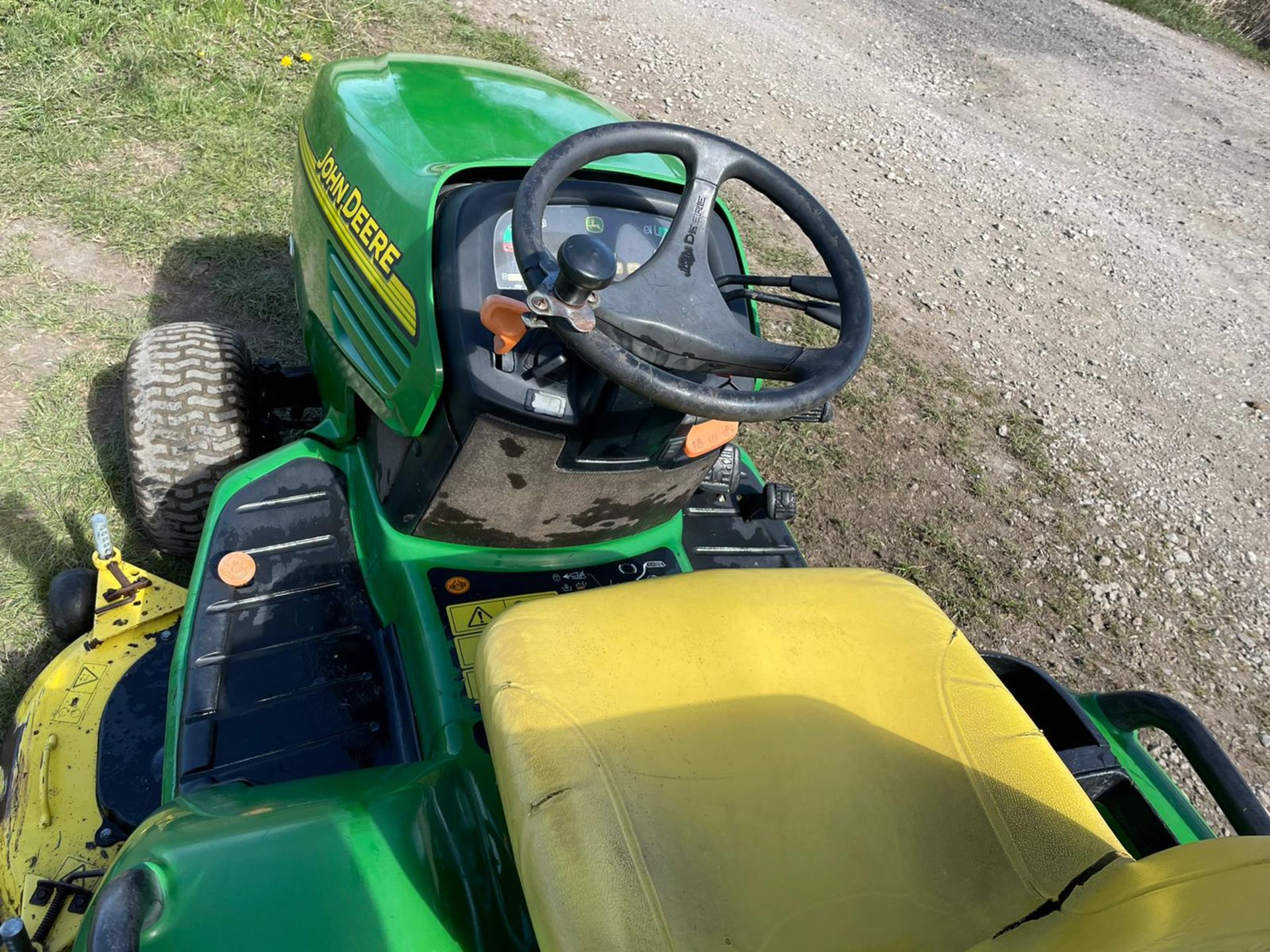 JOHN DEERE X495 RIDE ON MOWER, RUNS DRIVES AND CUTS, HYDROSTATIC, LOW 1460 HOURS *PLUS VAT* - Image 8 of 9