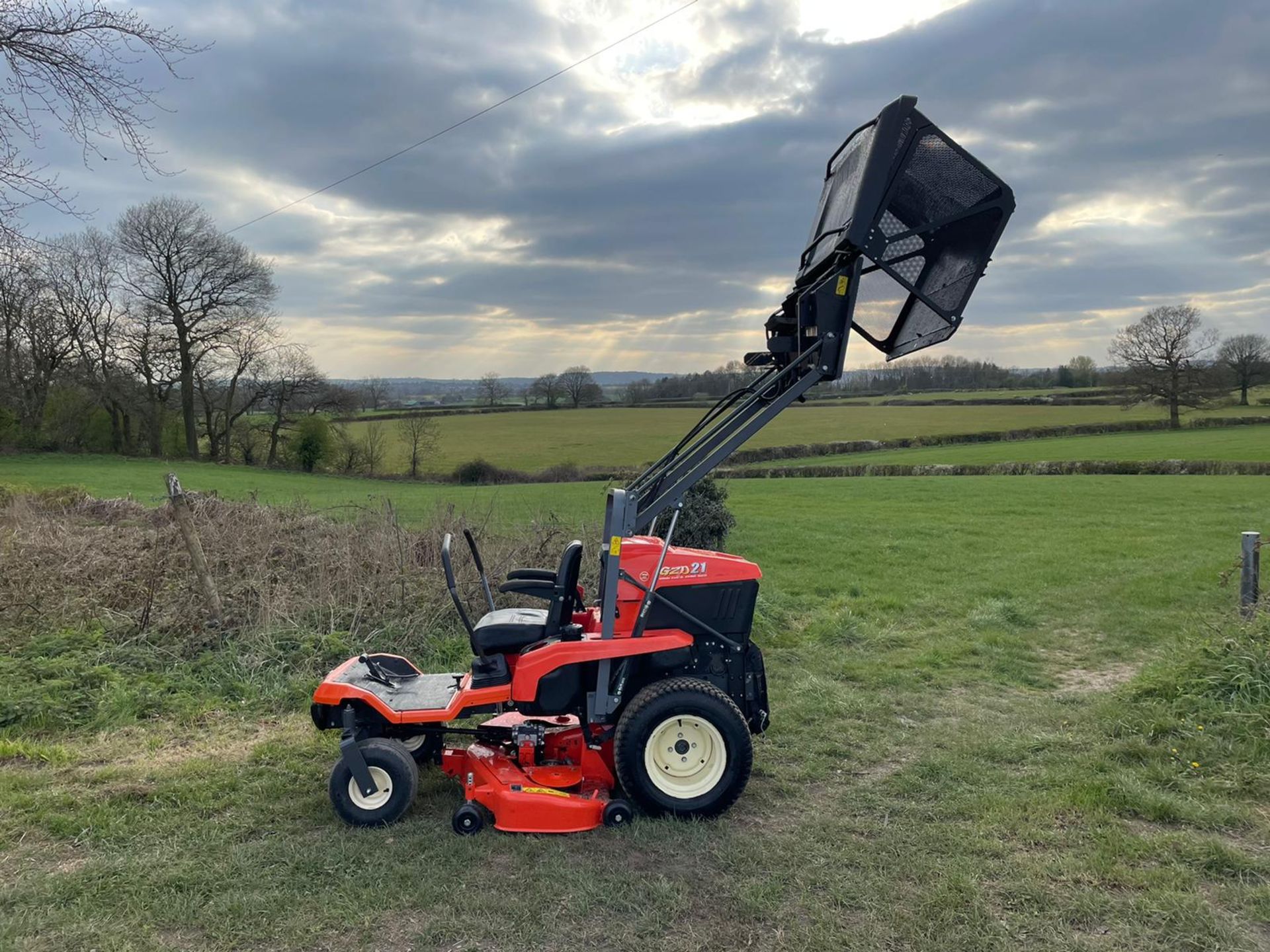 2018 KUBOTA GZD21 ZERO TURN MOWER, RUNS DRIVES AND CUTS, HIGH TIP COLLECTOR *PLUS VAT* - Image 8 of 16