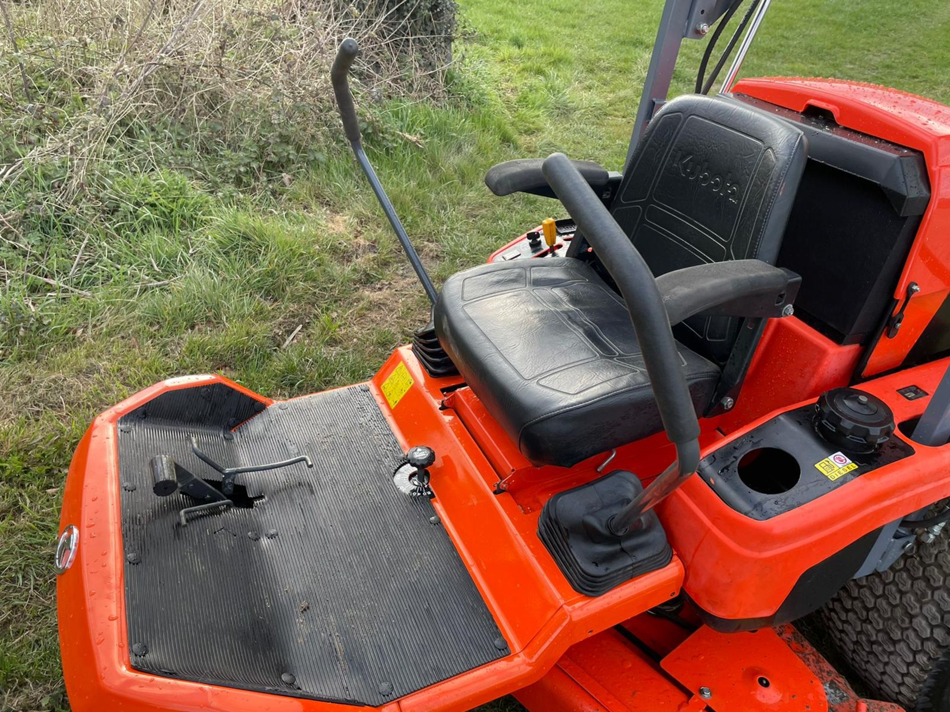 2018 KUBOTA GZD21 ZERO TURN MOWER, RUNS DRIVES AND CUTS, HIGH TIP COLLECTOR *PLUS VAT* - Image 9 of 16