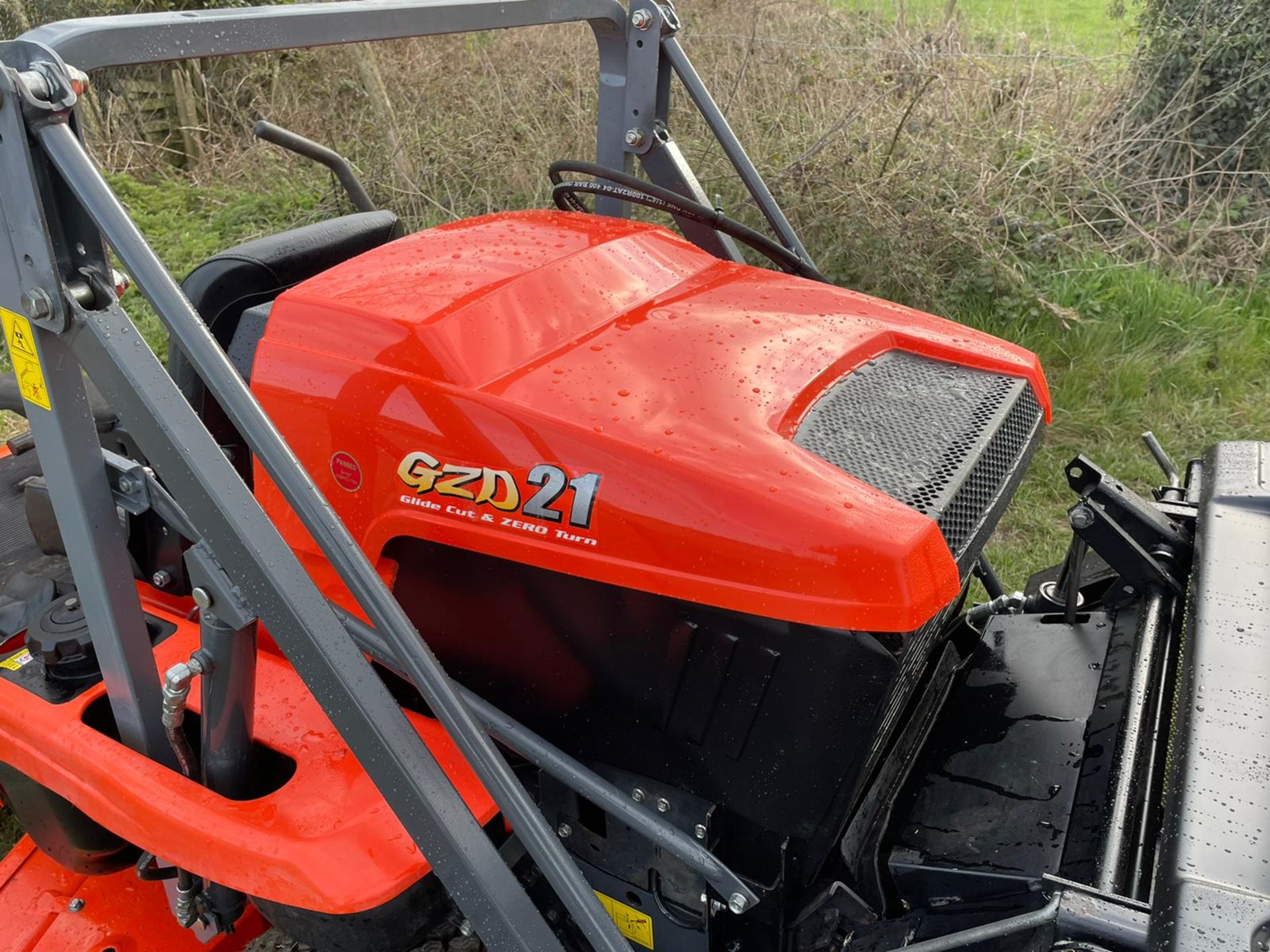 2018 KUBOTA GZD21 ZERO TURN MOWER, RUNS DRIVES AND CUTS, HIGH TIP COLLECTOR *PLUS VAT* - Image 13 of 16