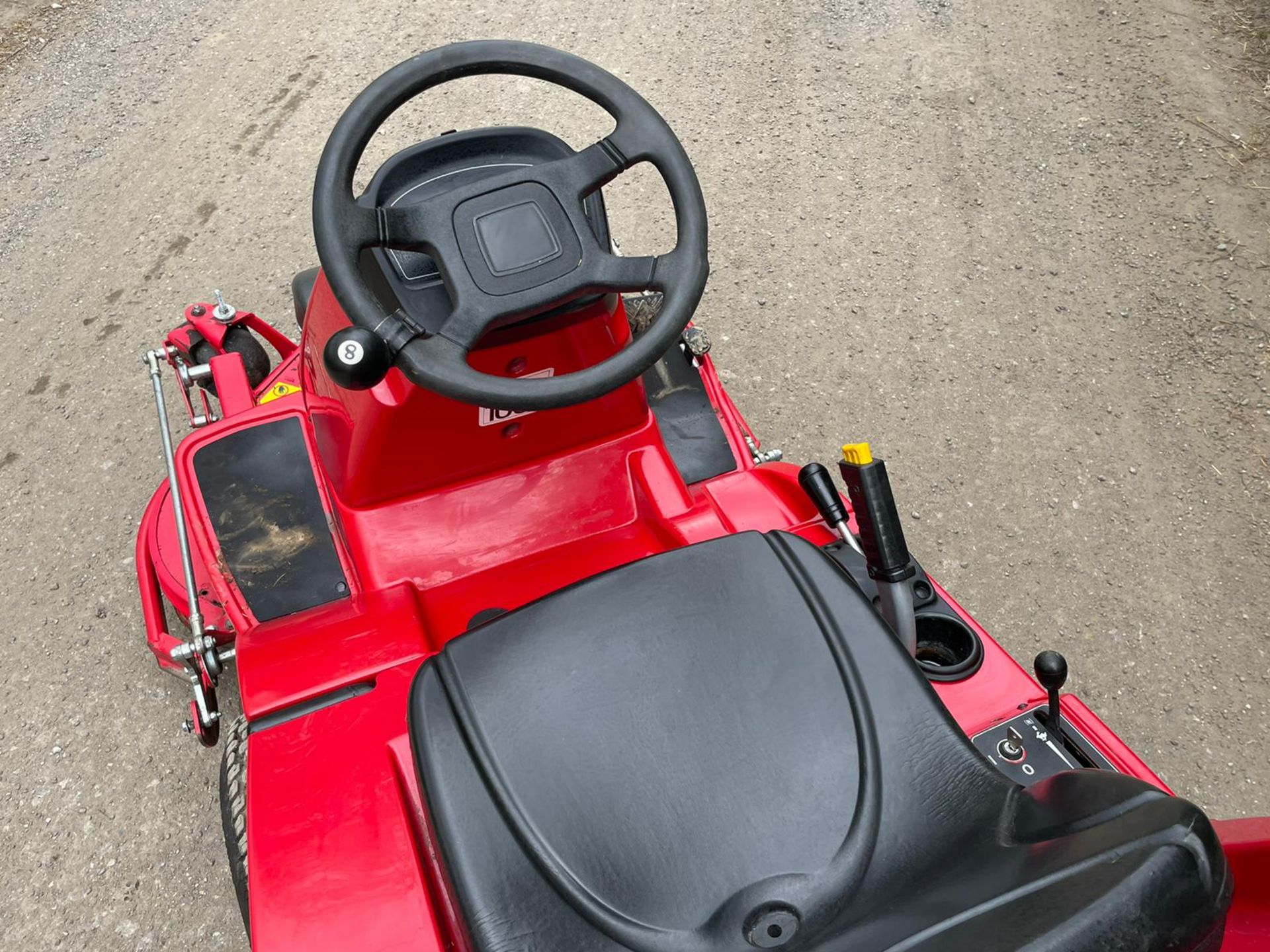 COUNTAX X15 RIDE ON MOWER, RUNS DRIVES AND CUTS, HYDROSTATIC, 3 BLADE DECK *NO VAT* - Image 6 of 7