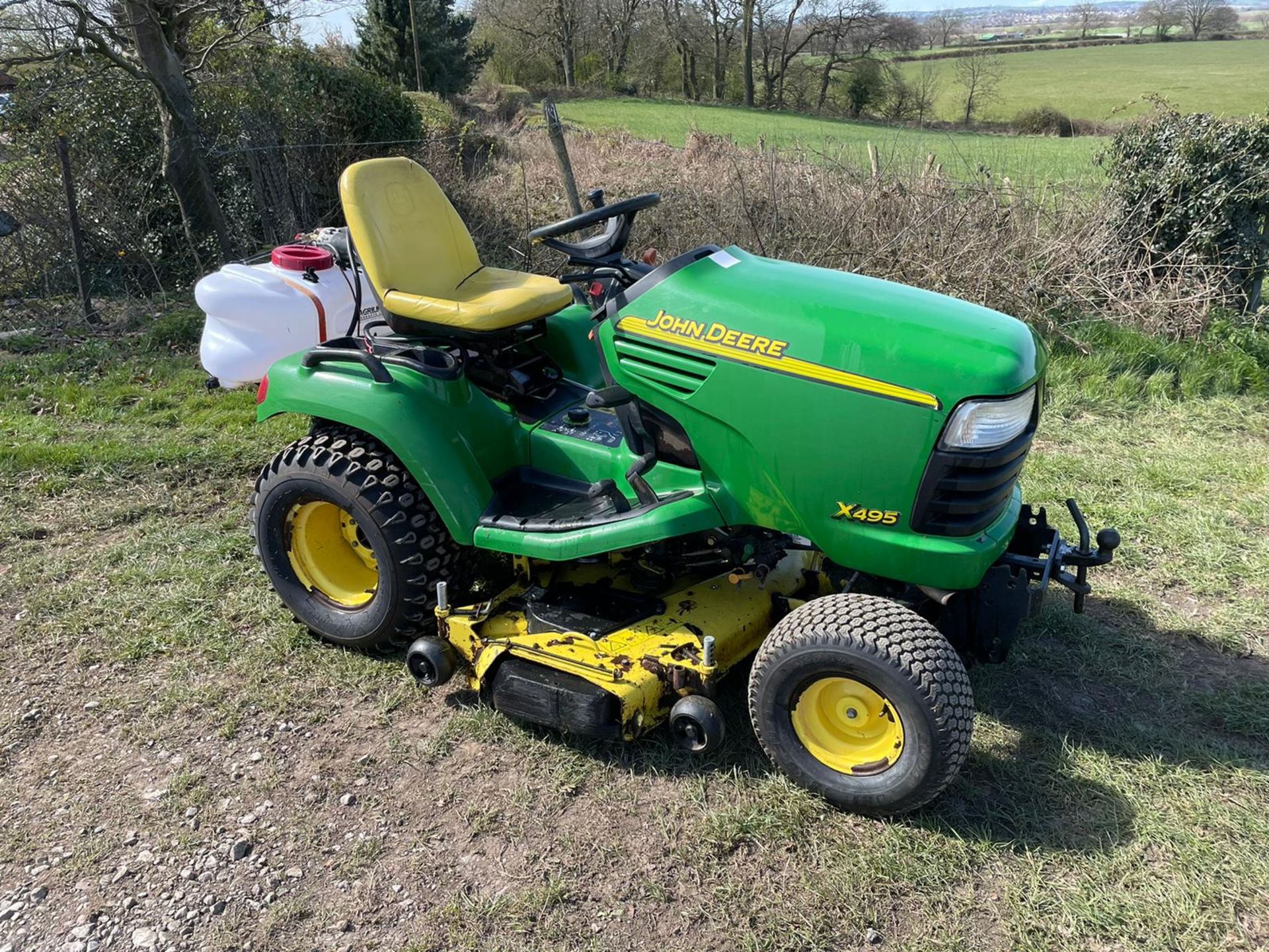 JOHN DEERE X495 RIDE ON MOWER, RUNS DRIVES AND CUTS, HYDROSTATIC, LOW 1460 HOURS *PLUS VAT* - Image 2 of 9