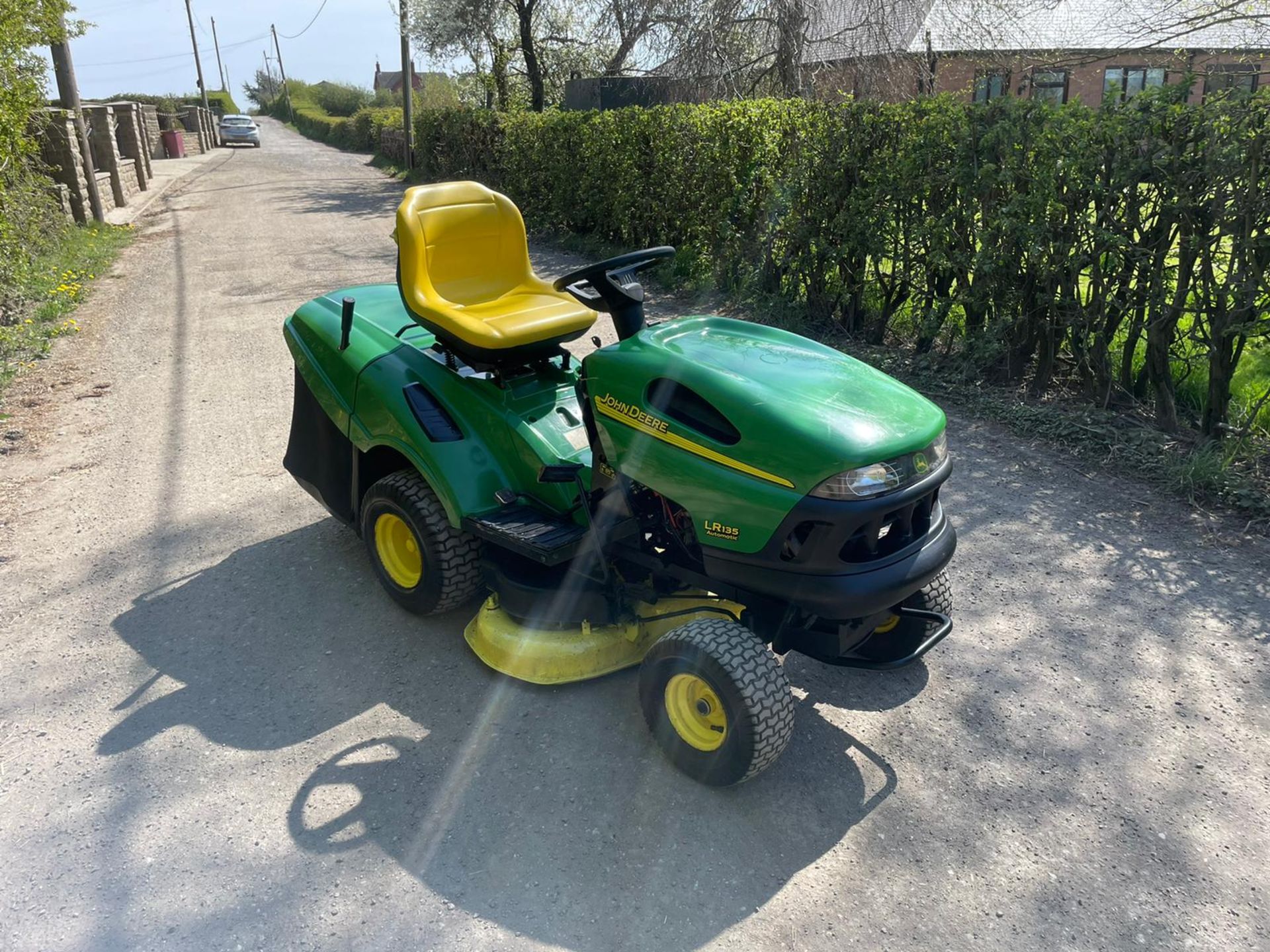 JOHN DEERE LR135 RIDE ON MOWER, HYDROSTATIC, RUNS DRIVES AND CUTS *NO VAT* - Image 3 of 6