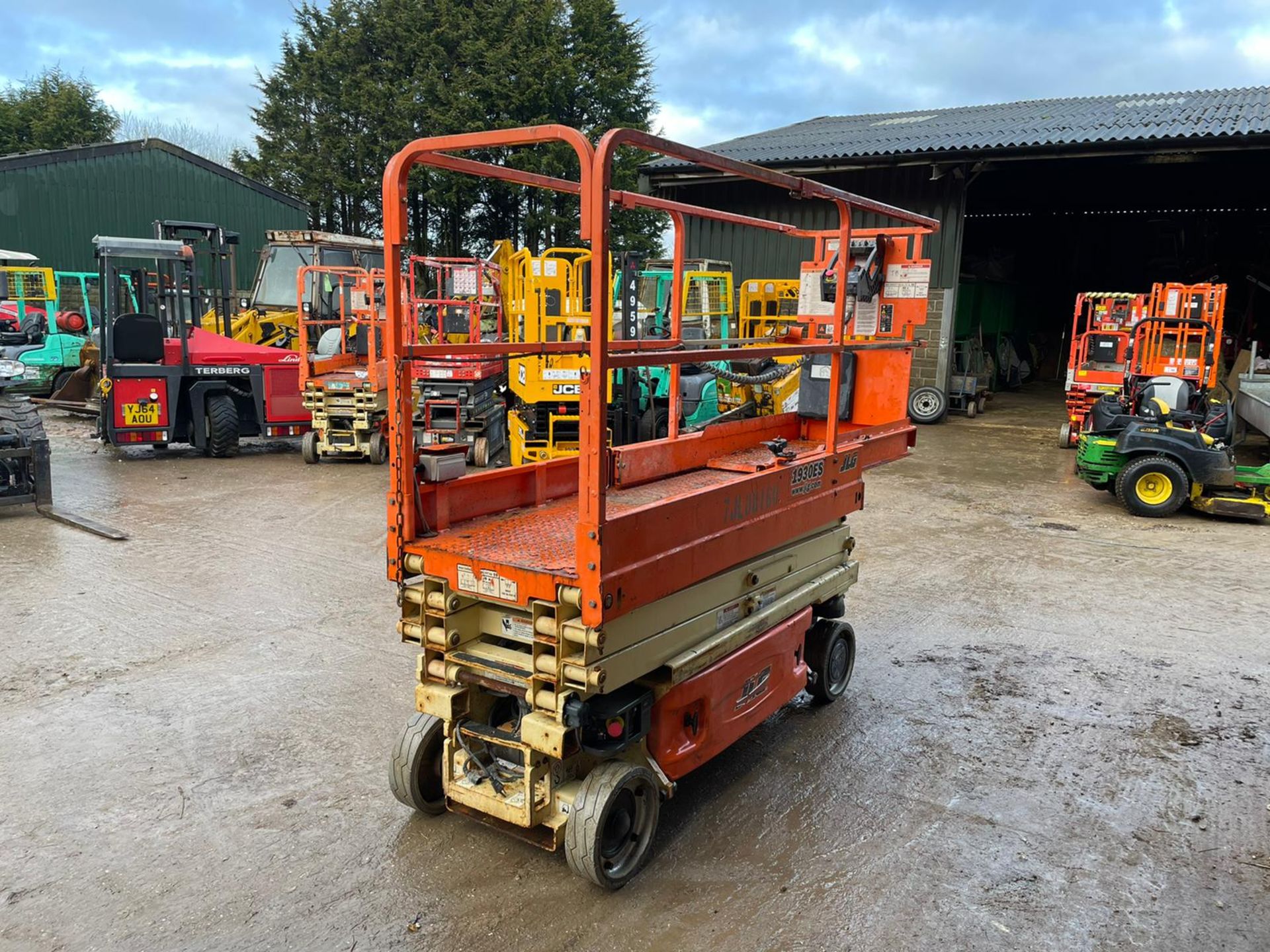 2016 JLG 1930ES ELECTRIC SCISSOR LIFT, RUNS AND DRIVES, LOW 203 HOURS *PLUS VAT* - Image 2 of 7