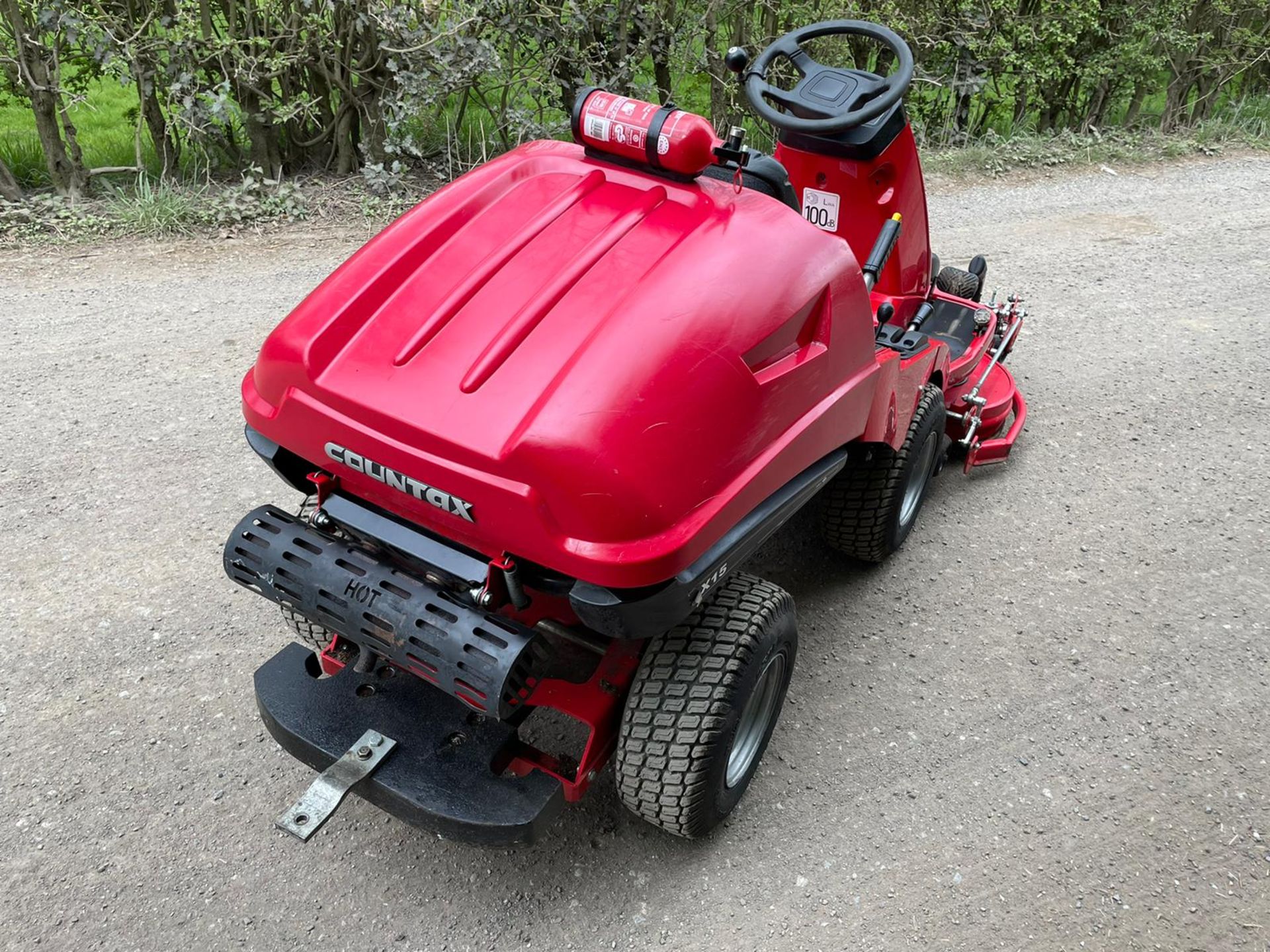 COUNTAX X15 RIDE ON MOWER, RUNS DRIVES AND CUTS, HYDROSTATIC, 3 BLADE DECK *NO VAT* - Image 5 of 7