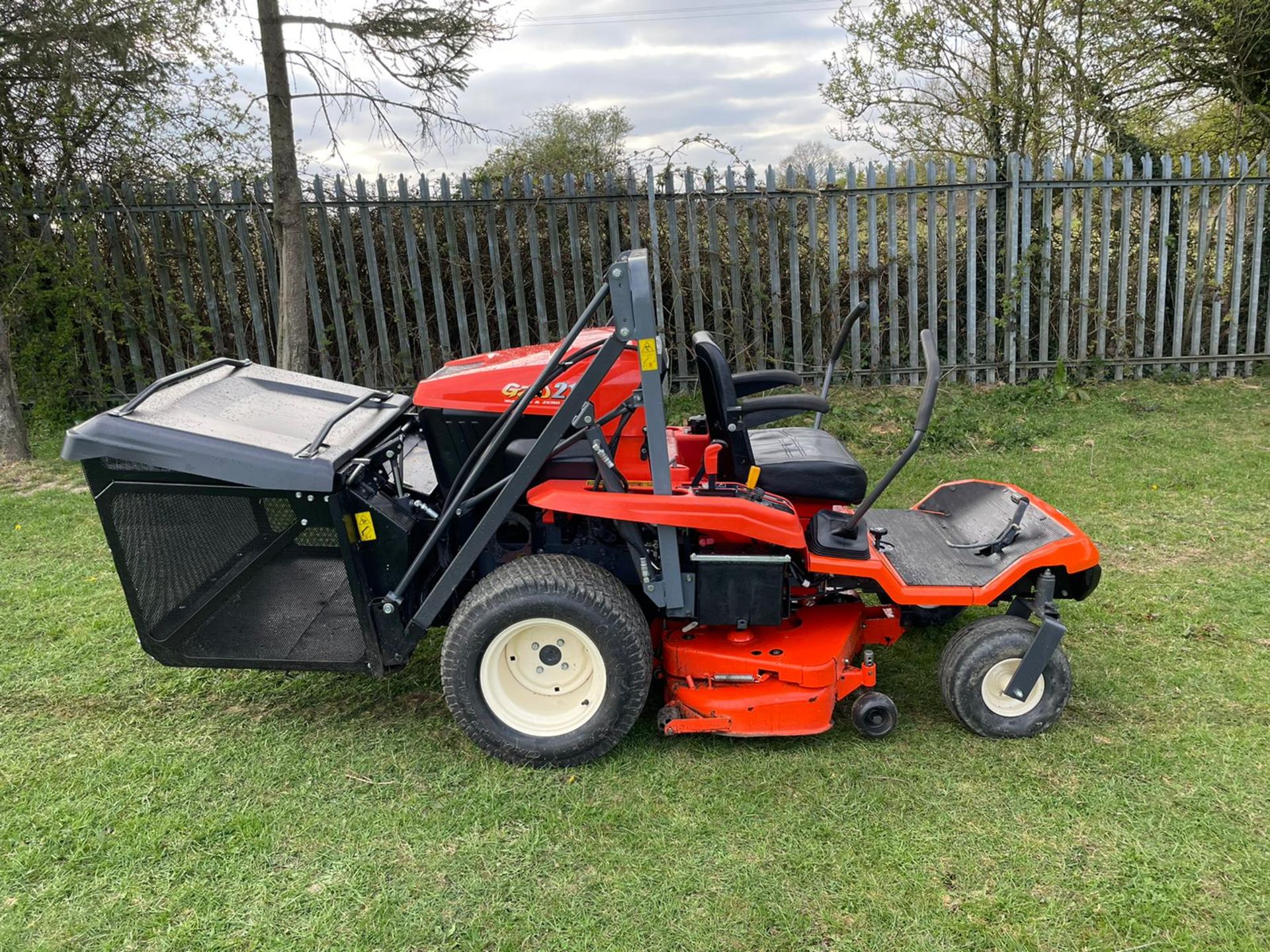 2018 KUBOTA GZD21 ZERO TURN MOWER, RUNS DRIVES AND CUTS, HIGH TIP COLLECTOR *PLUS VAT*