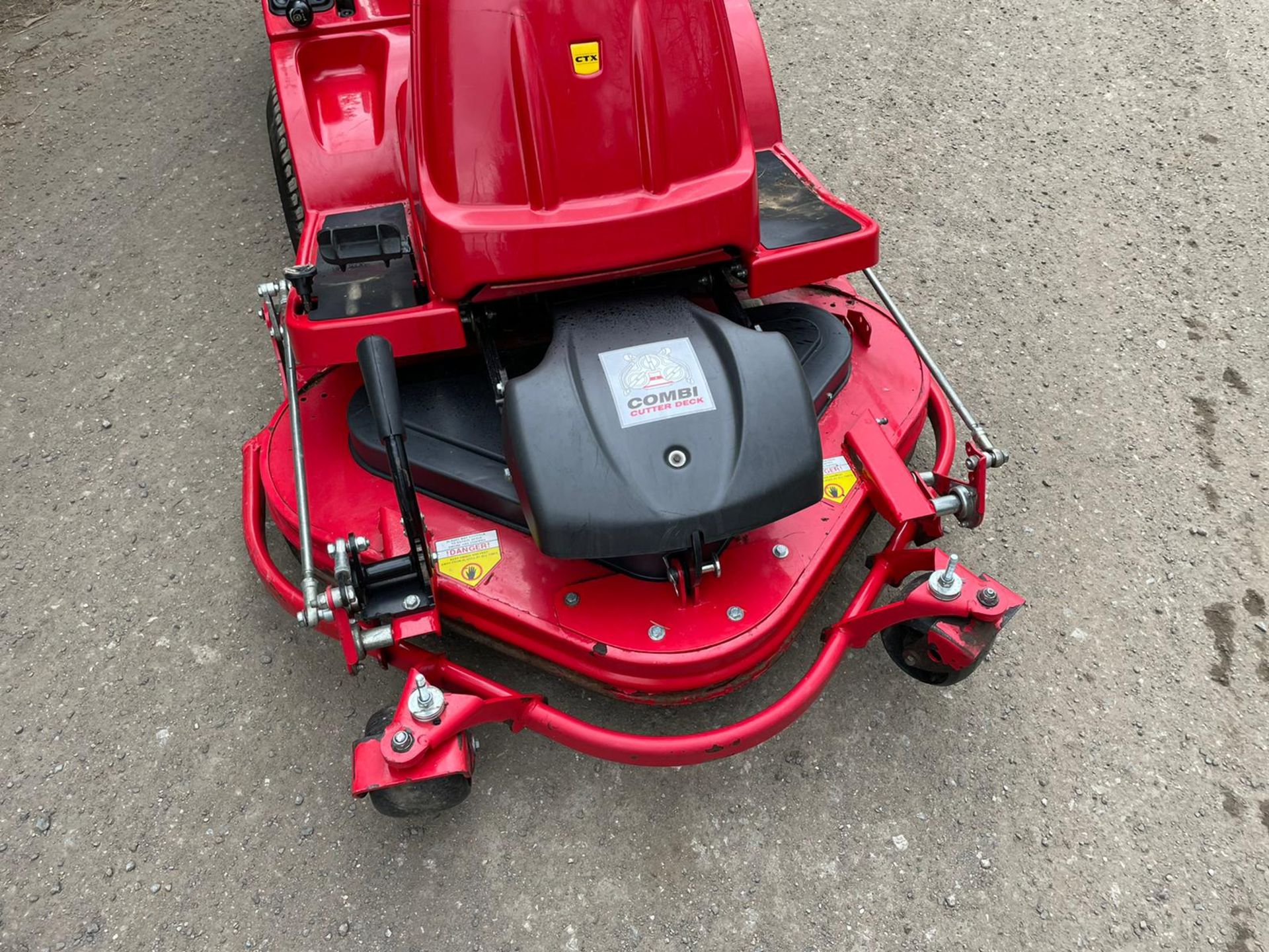 COUNTAX X15 RIDE ON MOWER, RUNS DRIVES AND CUTS, HYDROSTATIC, 3 BLADE DECK *NO VAT* - Image 4 of 7