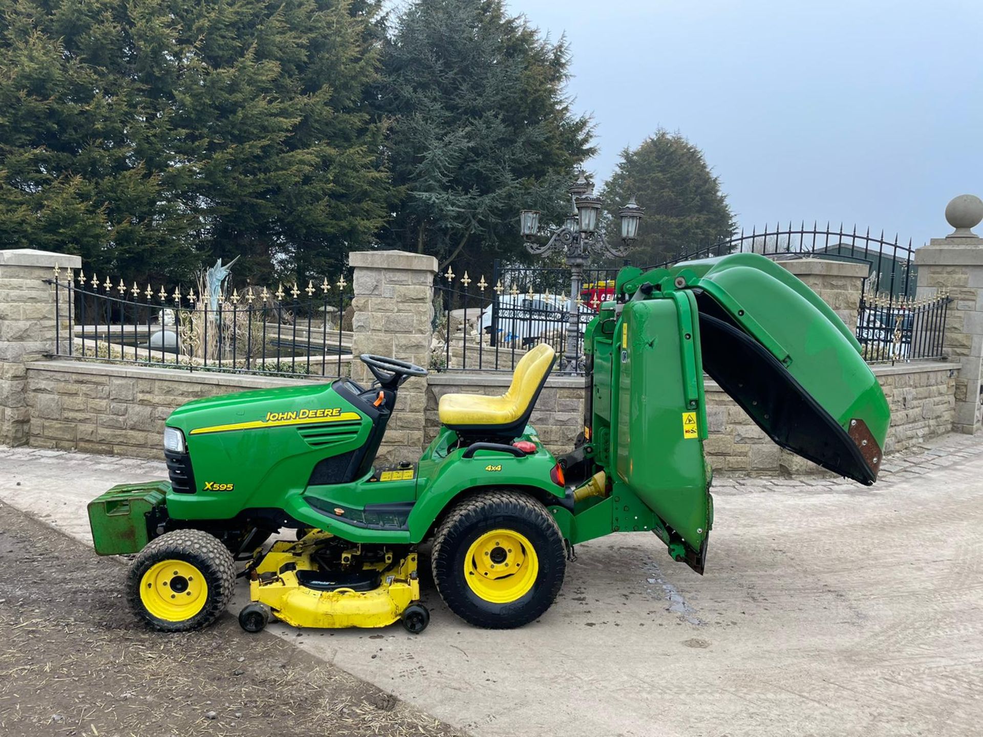 JOHN DEERE X595 4X4 RIDE ON MOWER, RUNS, DRIVES AND CUTS *PLUS VAT* - Image 6 of 15