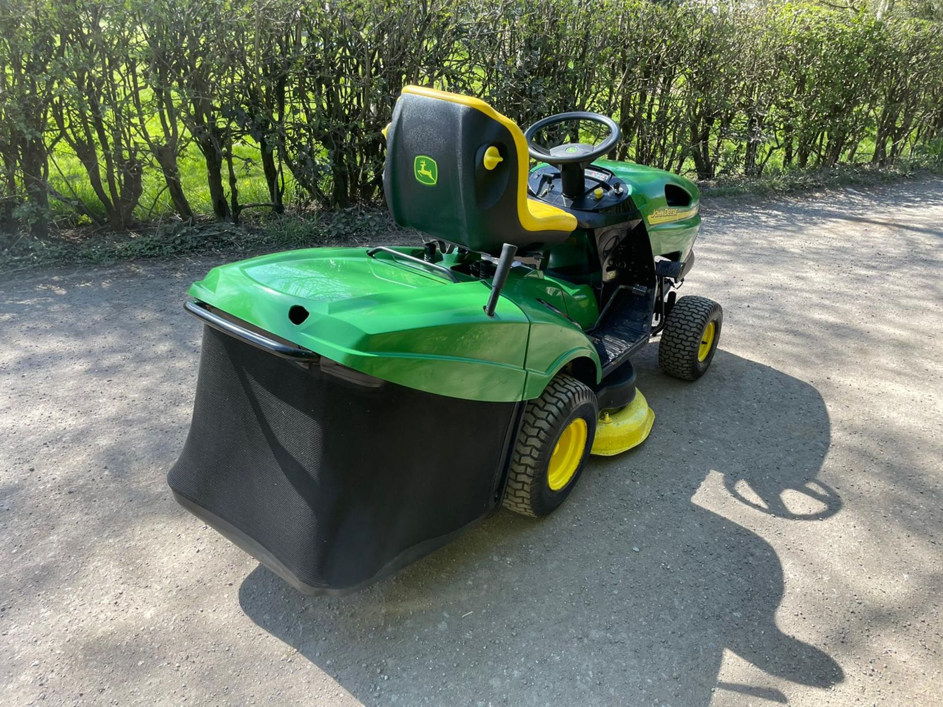 JOHN DEERE LR135 RIDE ON MOWER, HYDROSTATIC, RUNS DRIVES AND CUTS *NO VAT* - Image 4 of 6